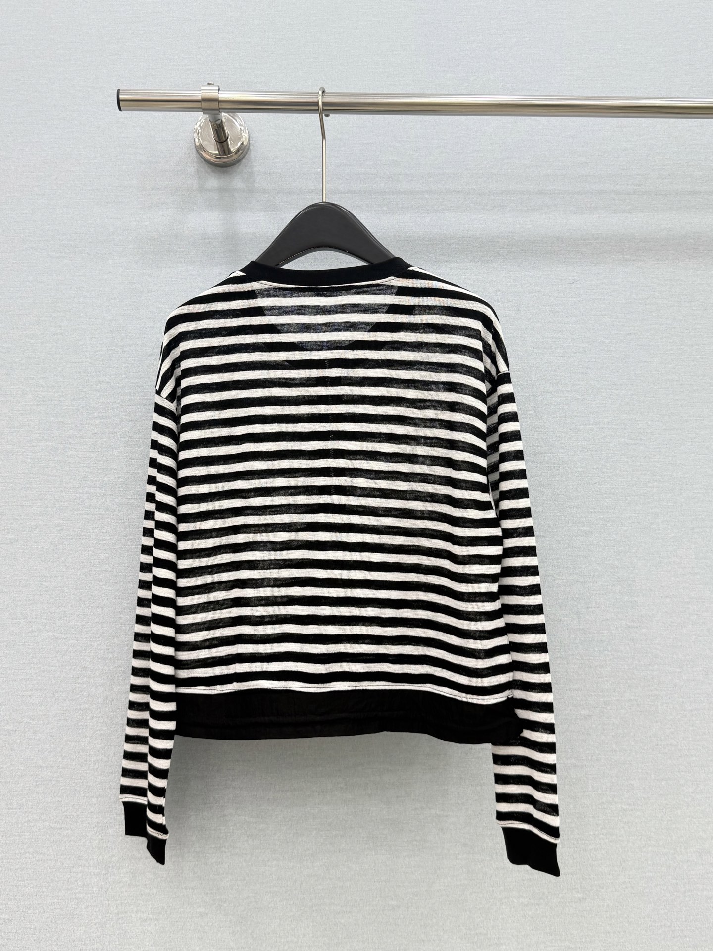 🛒𝐍𝐄𝐖 · 𝟐𝟎𝟐6/爆款现货设计师  小众｜2026新款订珠防晒长袖条纹针织衫高订面料，百搭版型  
