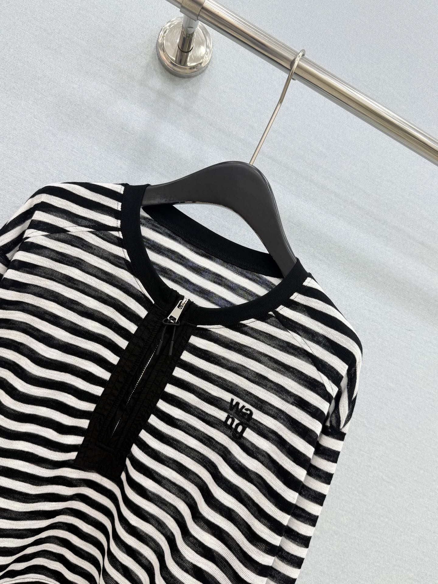 🛒𝐍𝐄𝐖 · 𝟐𝟎𝟐6/爆款现货设计师  小众｜2026新款订珠防晒长袖条纹针织衫高订面料，百搭版型  