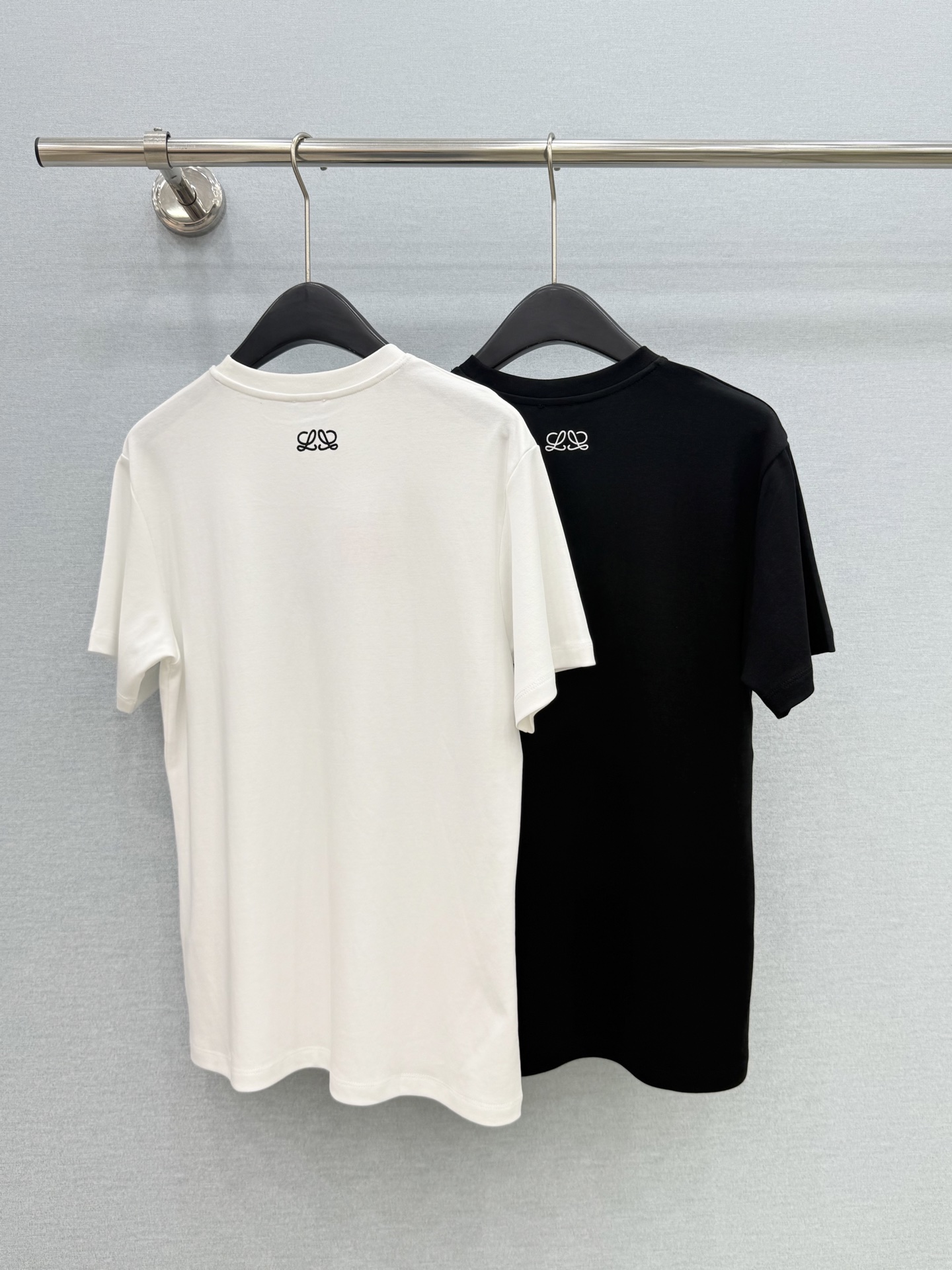 🛒𝐍𝐄𝐖 · 𝟐𝟎𝟐6/爆款现货【原版定制】Loe*｜26新品刺绣短袖T恤精致宽松版型上身巨显瘦！定制最