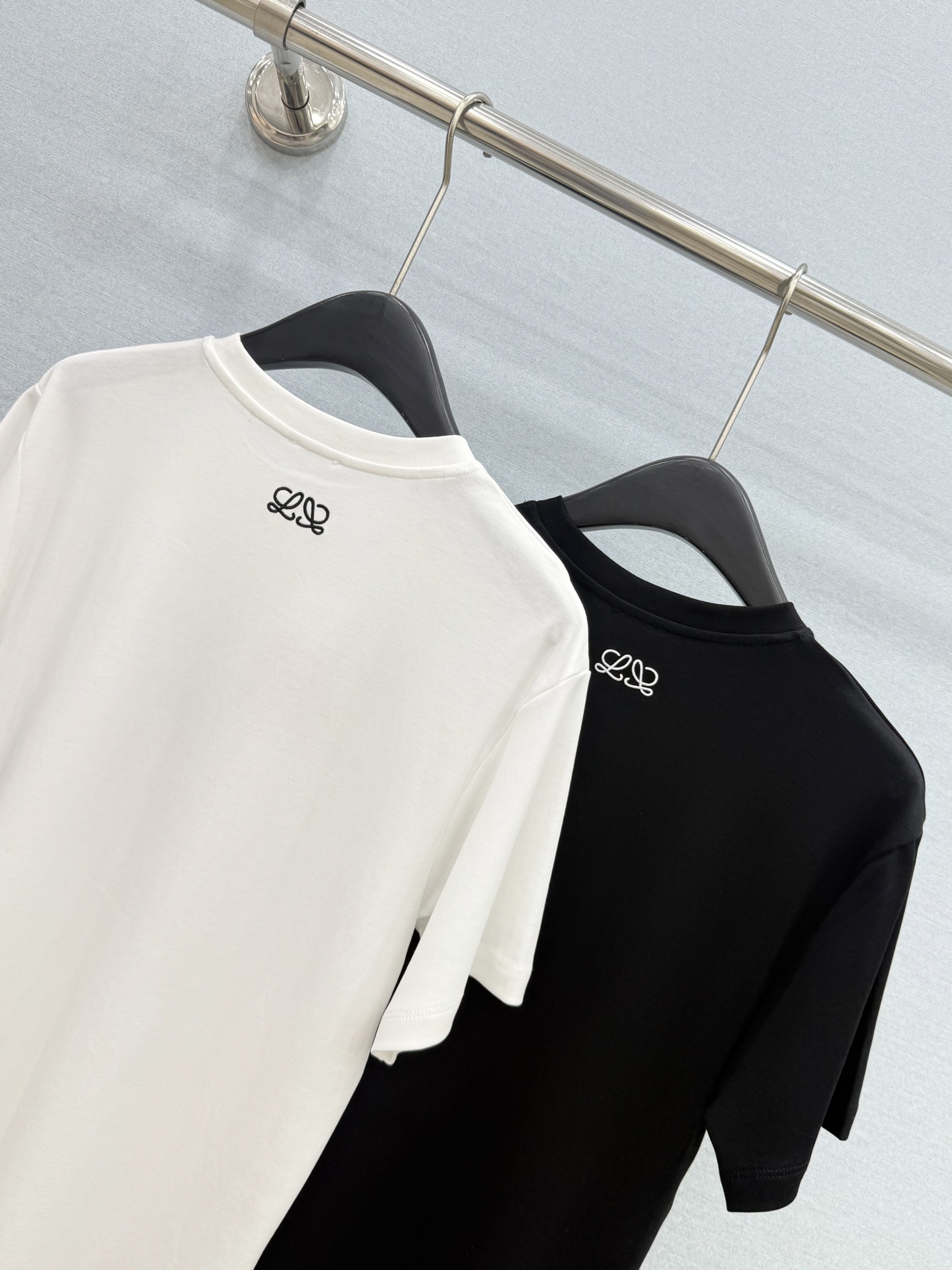 🛒𝐍𝐄𝐖 · 𝟐𝟎𝟐6/爆款现货【原版定制】Loe*｜26新品刺绣短袖T恤精致宽松版型上身巨显瘦！定制最