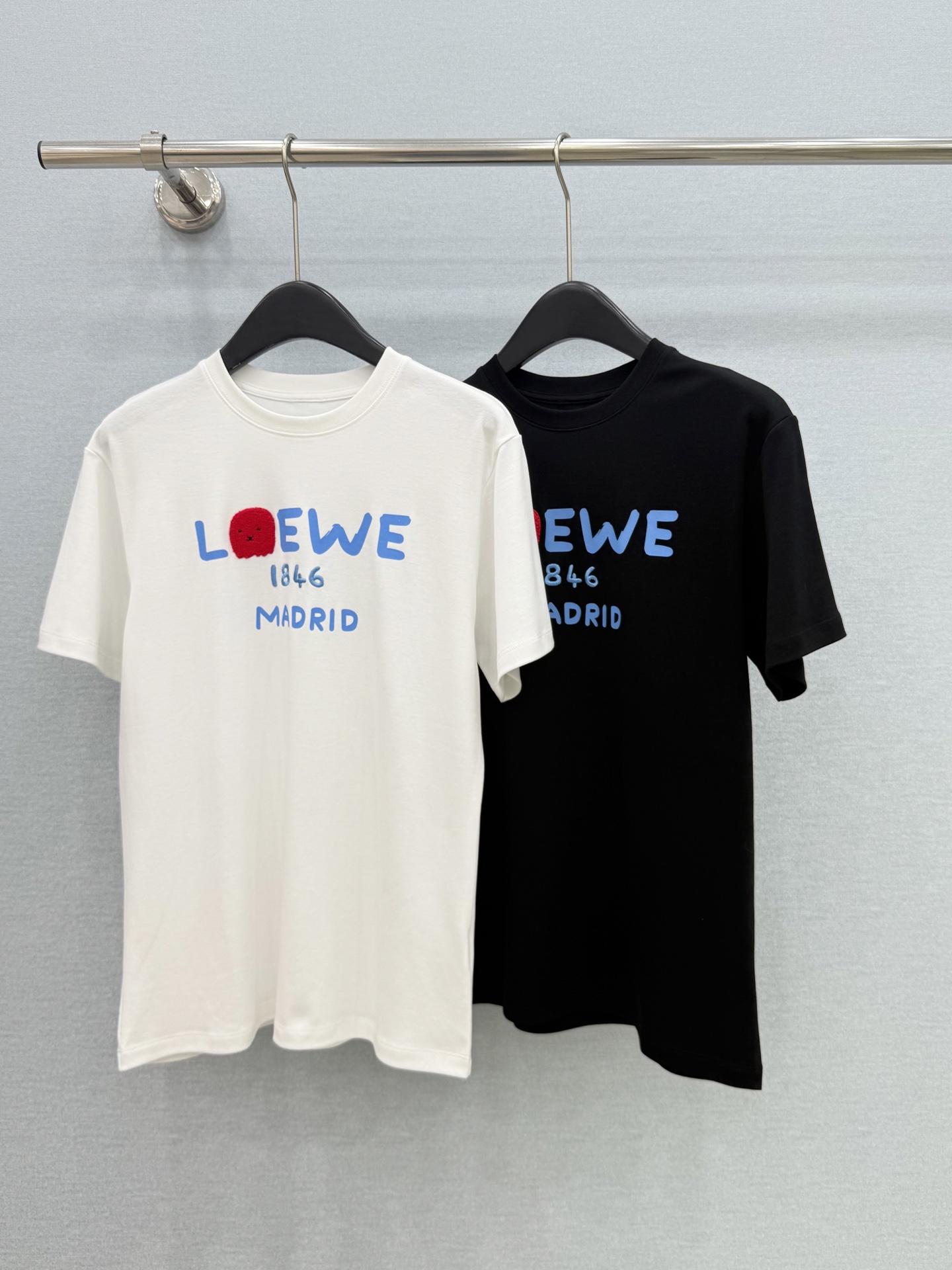 🛒𝐍𝐄𝐖 · 𝟐𝟎𝟐6/爆款现货【原版定制】Loe*｜26新品刺绣短袖T恤精致宽松版型上身巨显瘦！定制最