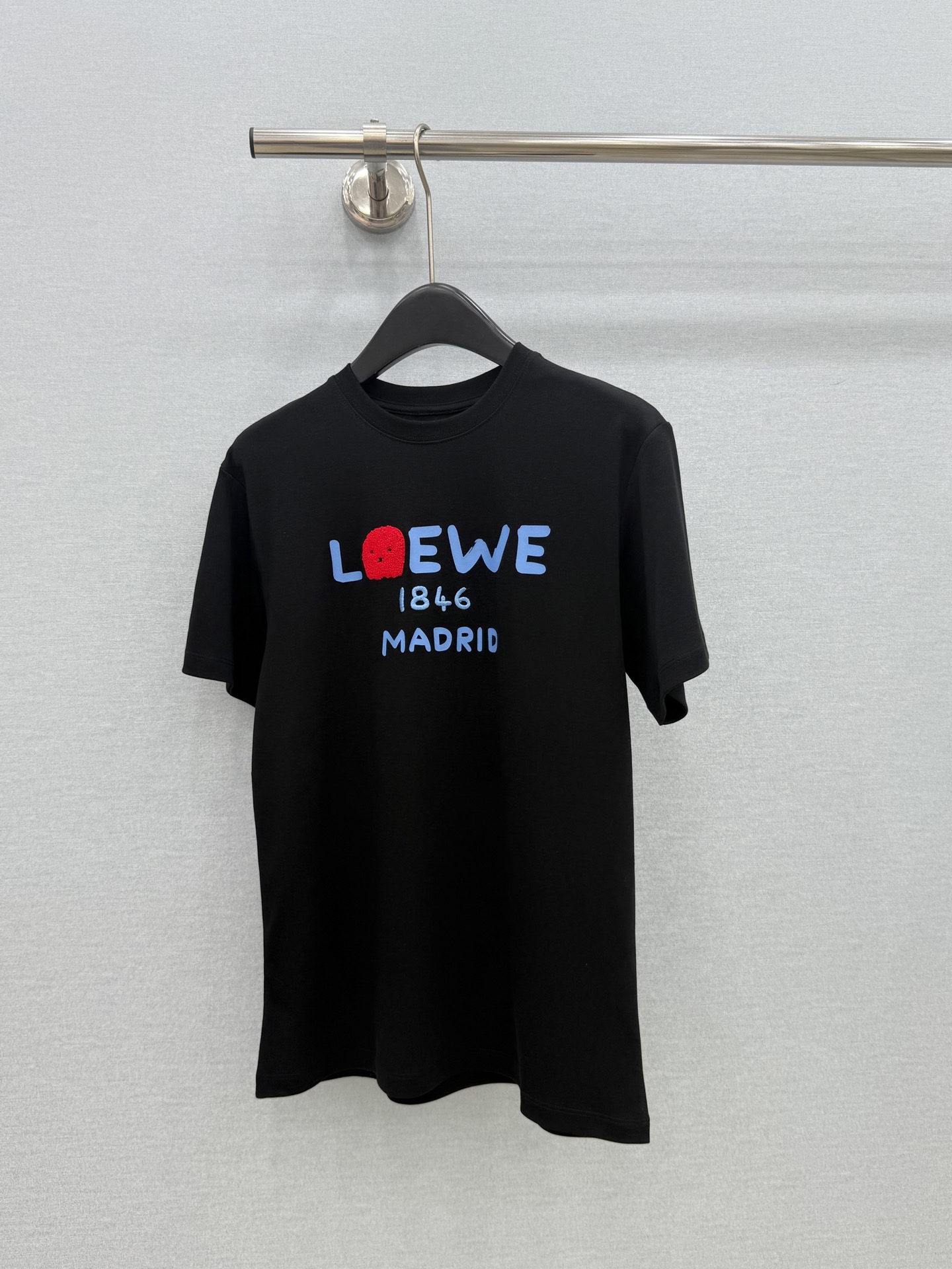 🛒𝐍𝐄𝐖 · 𝟐𝟎𝟐6/爆款现货【原版定制】Loe*｜26新品刺绣短袖T恤精致宽松版型上身巨显瘦！定制最
