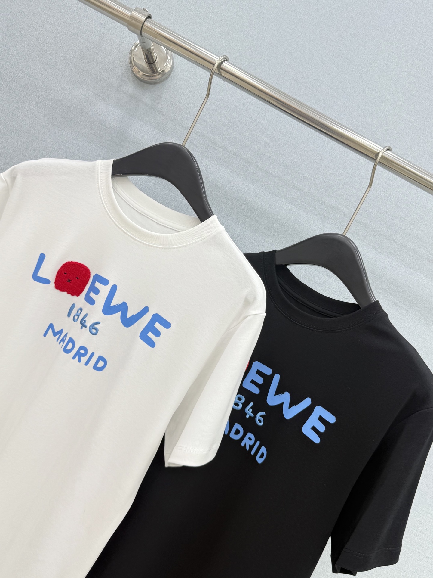 🛒𝐍𝐄𝐖 · 𝟐𝟎𝟐6/爆款现货【原版定制】Loe*｜26新品刺绣短袖T恤精致宽松版型上身巨显瘦！定制最