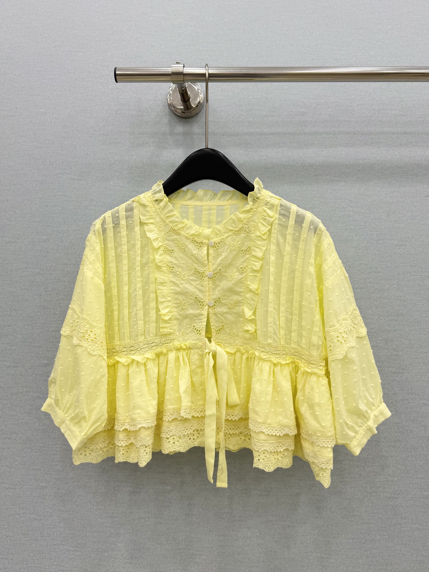 🛒𝐍𝐄𝐖 · 𝟐𝟎𝟐6/爆款现货原单品质 小众*｜2026新品花边领蛋糕式系带蕾丝衬衫精致版型，重工设计