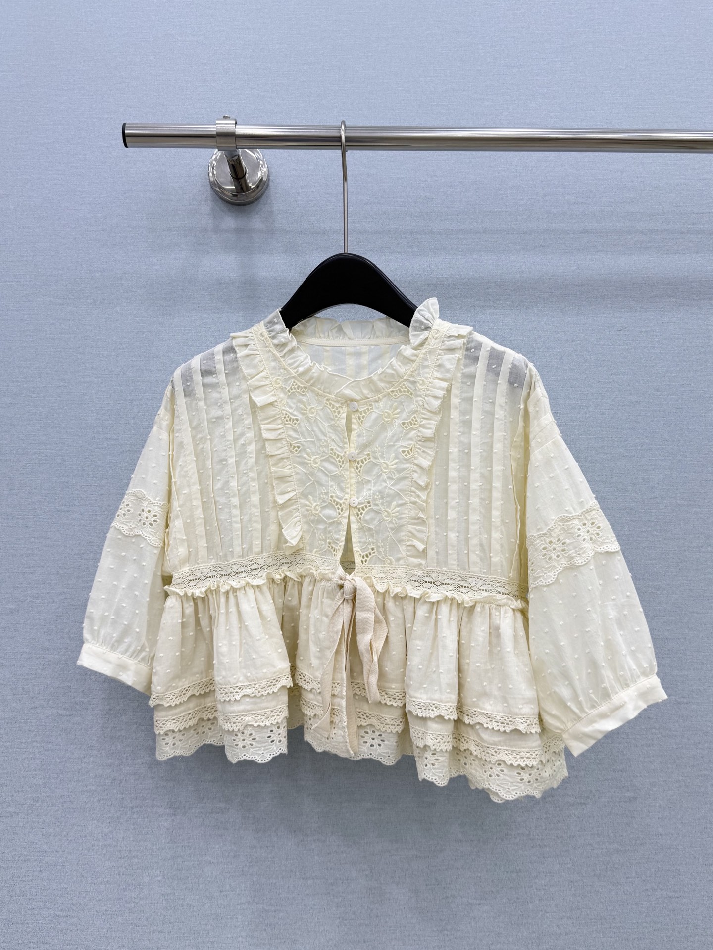 🛒𝐍𝐄𝐖 · 𝟐𝟎𝟐6/爆款现货原单品质 小众*｜2026新品花边领蛋糕式系带蕾丝衬衫精致版型，重工设计