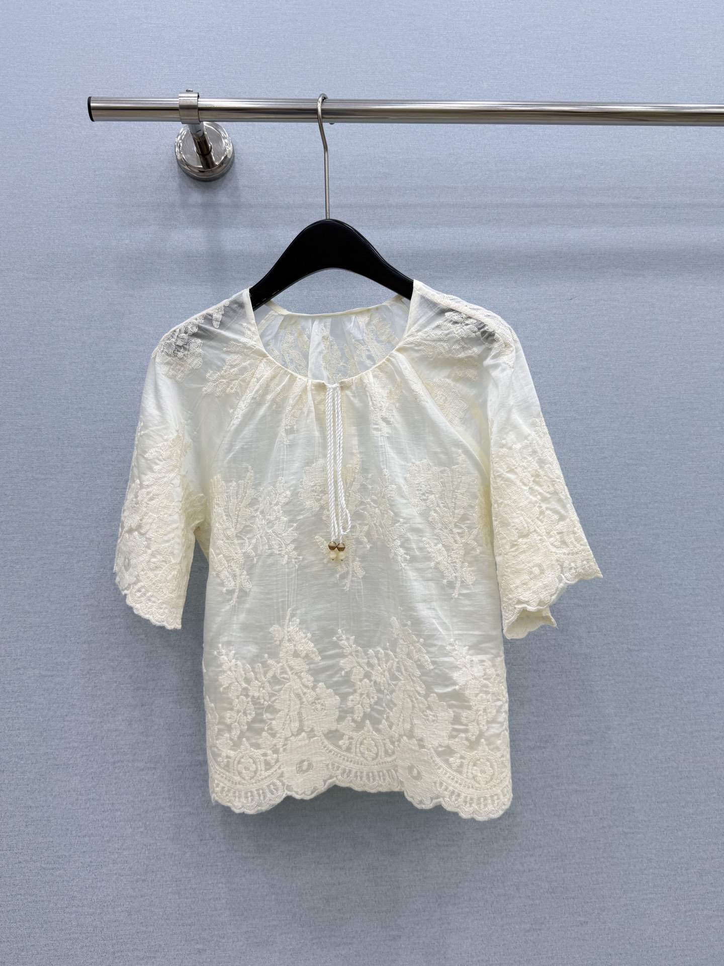 🛒𝐍𝐄𝐖 · 𝟐𝟎𝟐6/爆款现货原单品质  小众*｜2026新款花边水溶欧根纱衬衫精致版型，蕾丝拼接，高