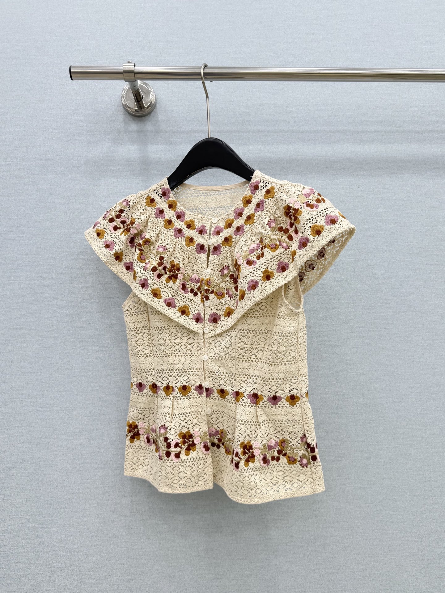 🛒𝐍𝐄𝐖 · 𝟐𝟎𝟐6/爆款现货原单品质  小众*｜2026新款钩花斗篷式纽扣小开衫精致版型，重工刺绣，