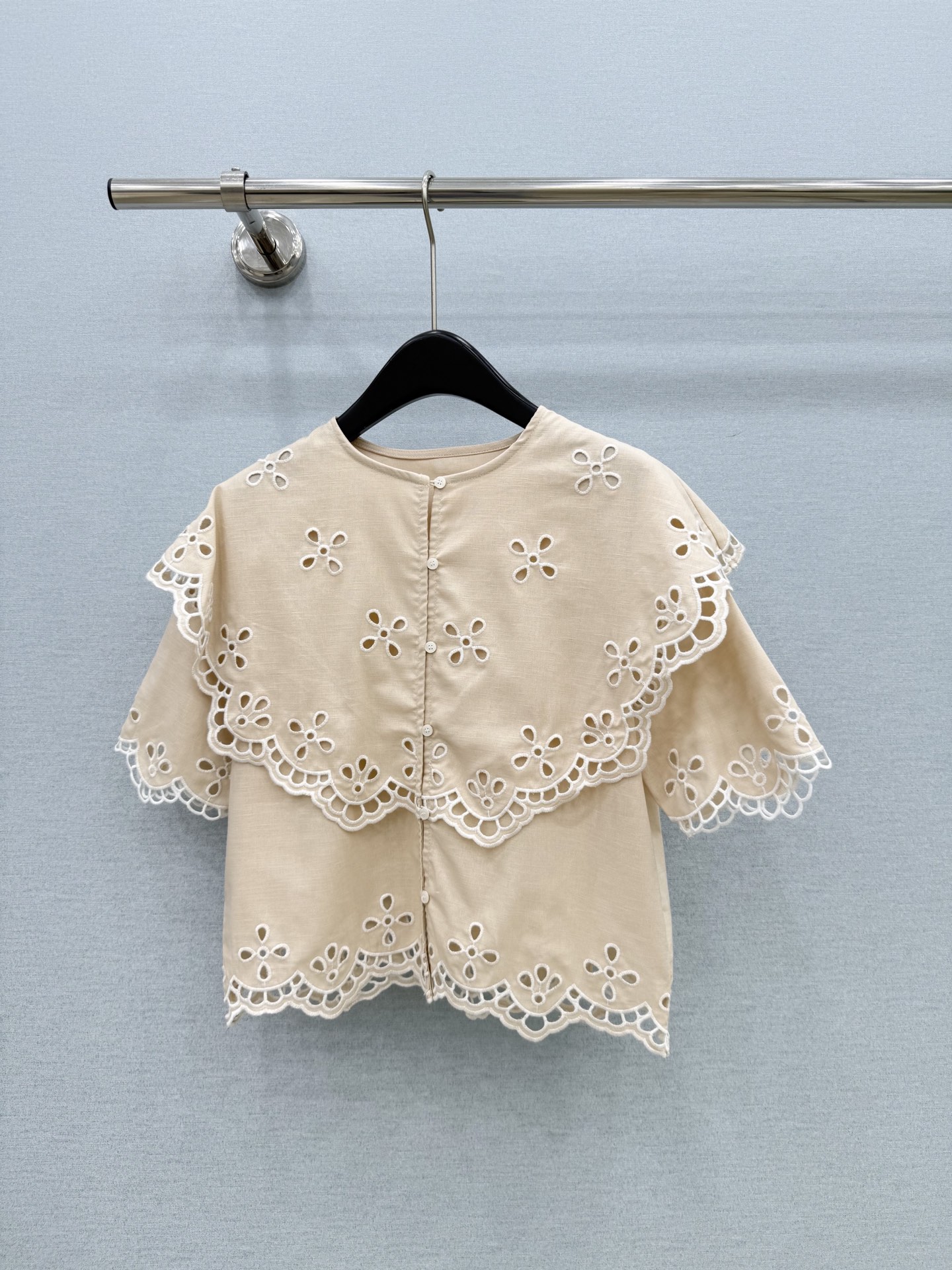 🛒𝐍𝐄𝐖 · 𝟐𝟎𝟐6/爆款现货原单品质  小众*｜2026新款斗篷式纽扣水溶衬衫精致版型，重工刺绣，高