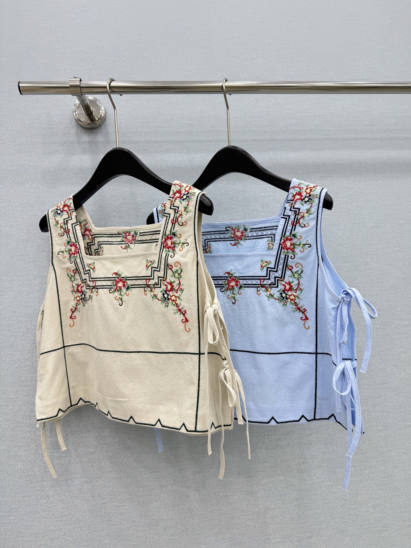 🛒𝐍𝐄𝐖 · 𝟐𝟎𝟐6/爆款现货原单品质  小众*｜2026新品方领刺绣系带马甲精致版型，高级肌理细腻 