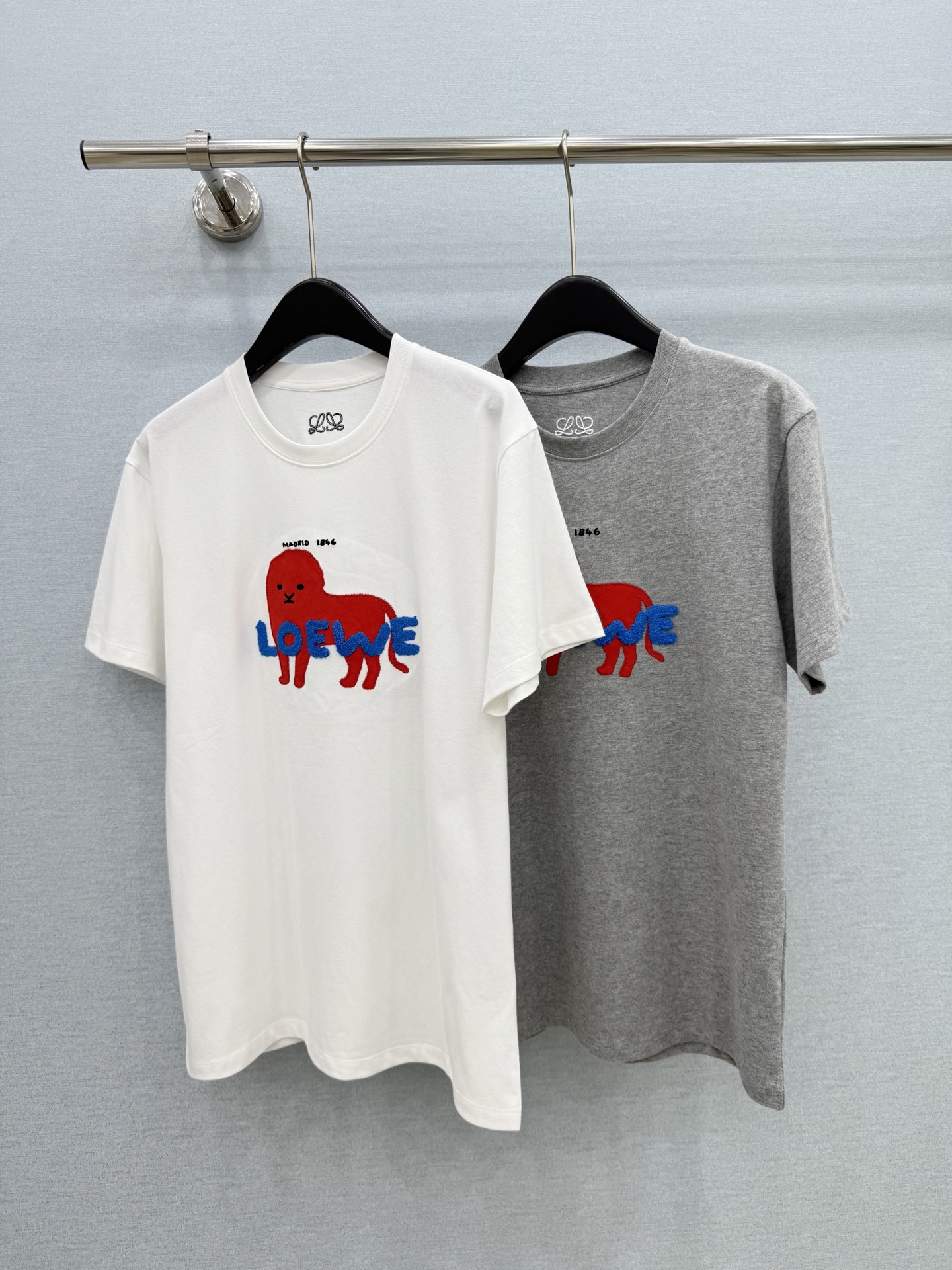 🛒𝐍𝐄𝐖 · 𝟐𝟎𝟐6/爆款现货【原版定制】Loe*｜26新品刺绣短袖T恤精致宽松版型上身巨显瘦！定制最