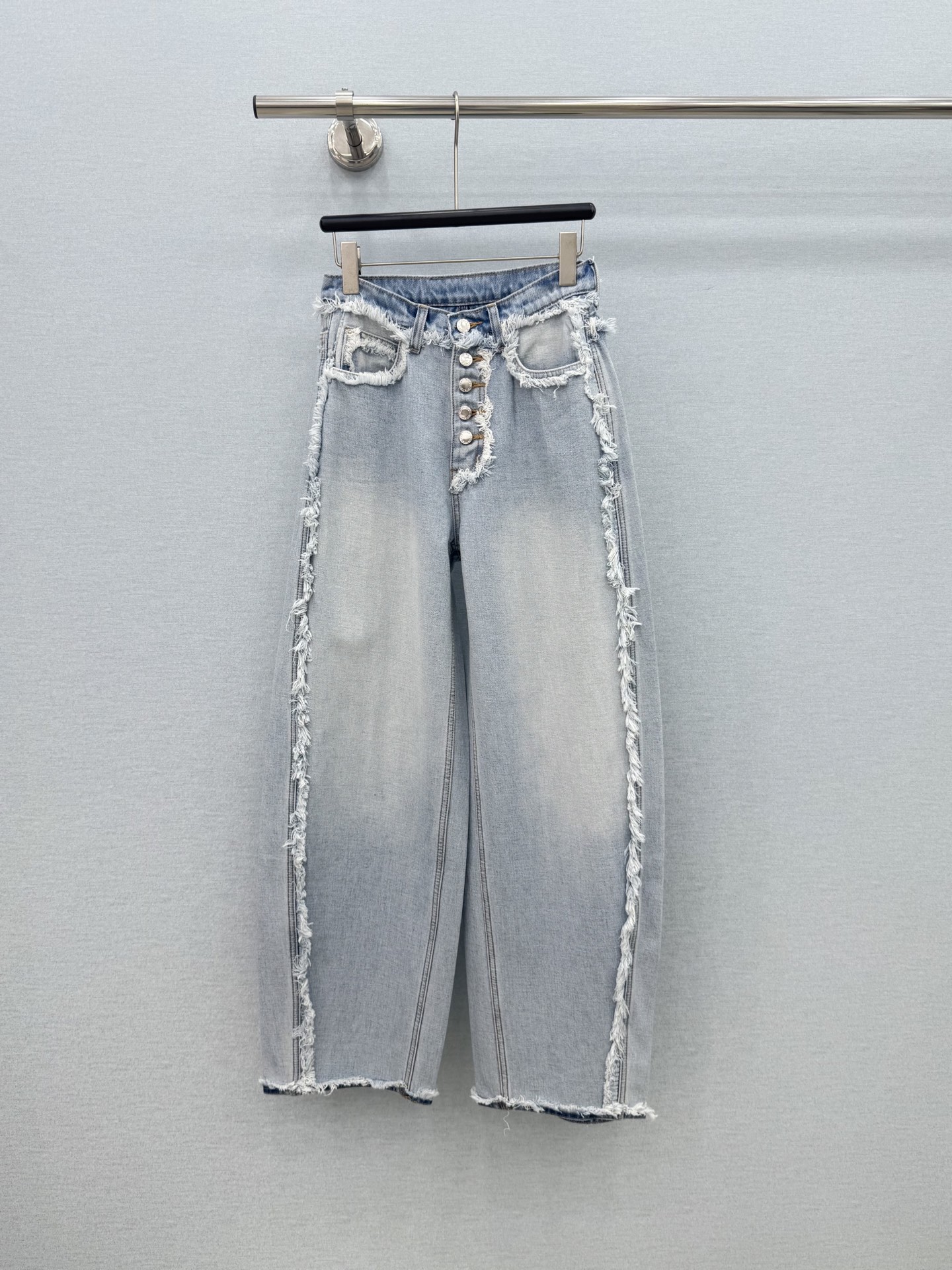 🛒𝐍𝐄𝐖 · 𝟐𝟎𝟐6/爆款现货【原单品质 】Alex*｜ 排扣须边镰刀牛仔裤采用高端定制面料，牛仔穿起