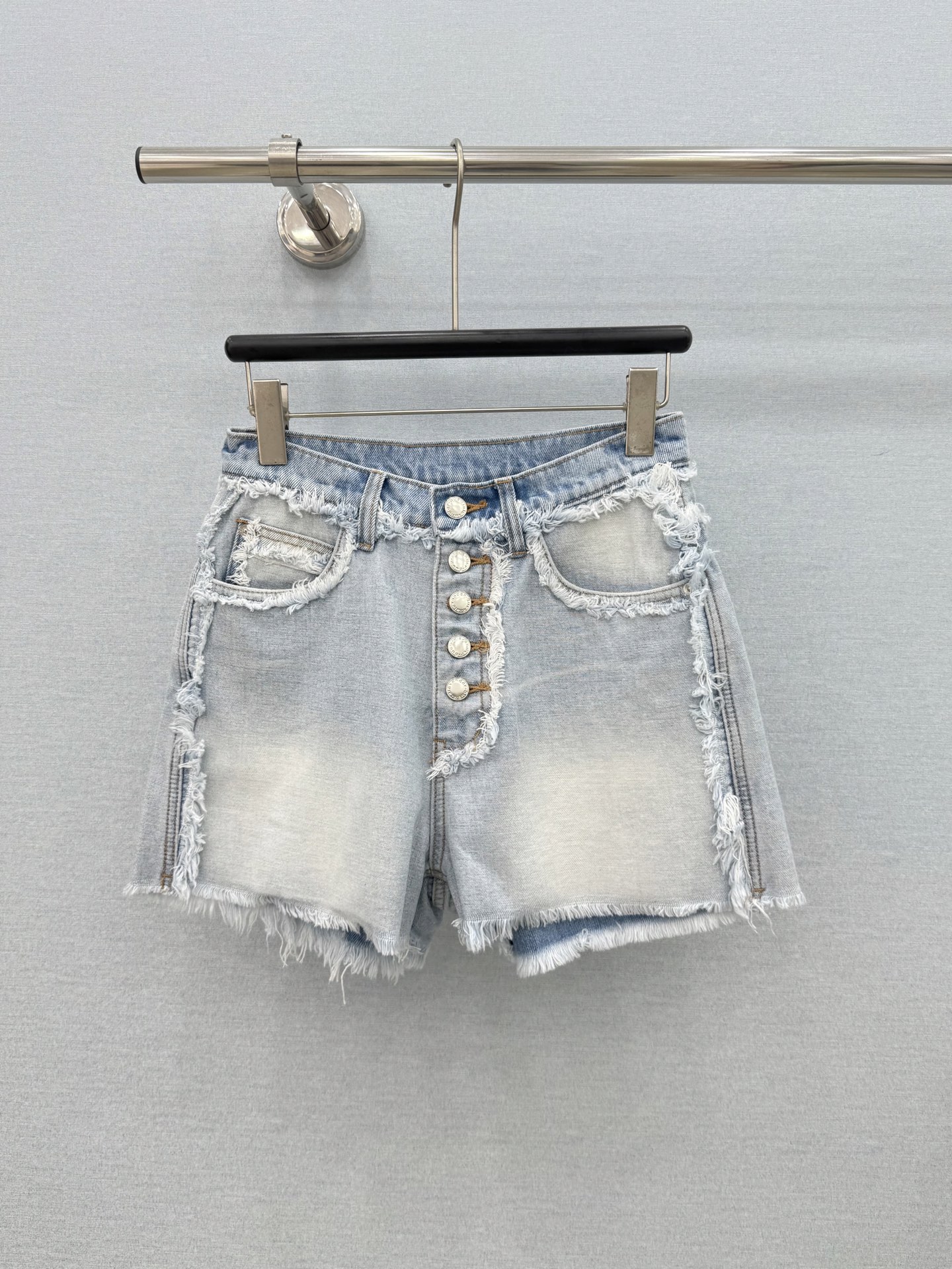 🛒𝐍𝐄𝐖 · 𝟐𝟎𝟐6/爆款现货【原单品质 】Alex*｜ 排扣须边镰刀牛仔短裤采用高端定制面料，牛仔穿