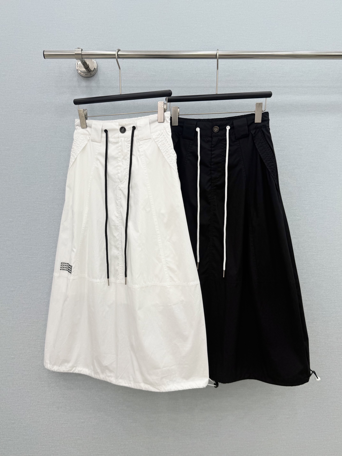 🛒𝐍𝐄𝐖 · 𝟐𝟎𝟐6/爆款现货【春夏上新】设计师｜26新款长款抽绳半裙  气质女神必入 撞色剪贴字母装