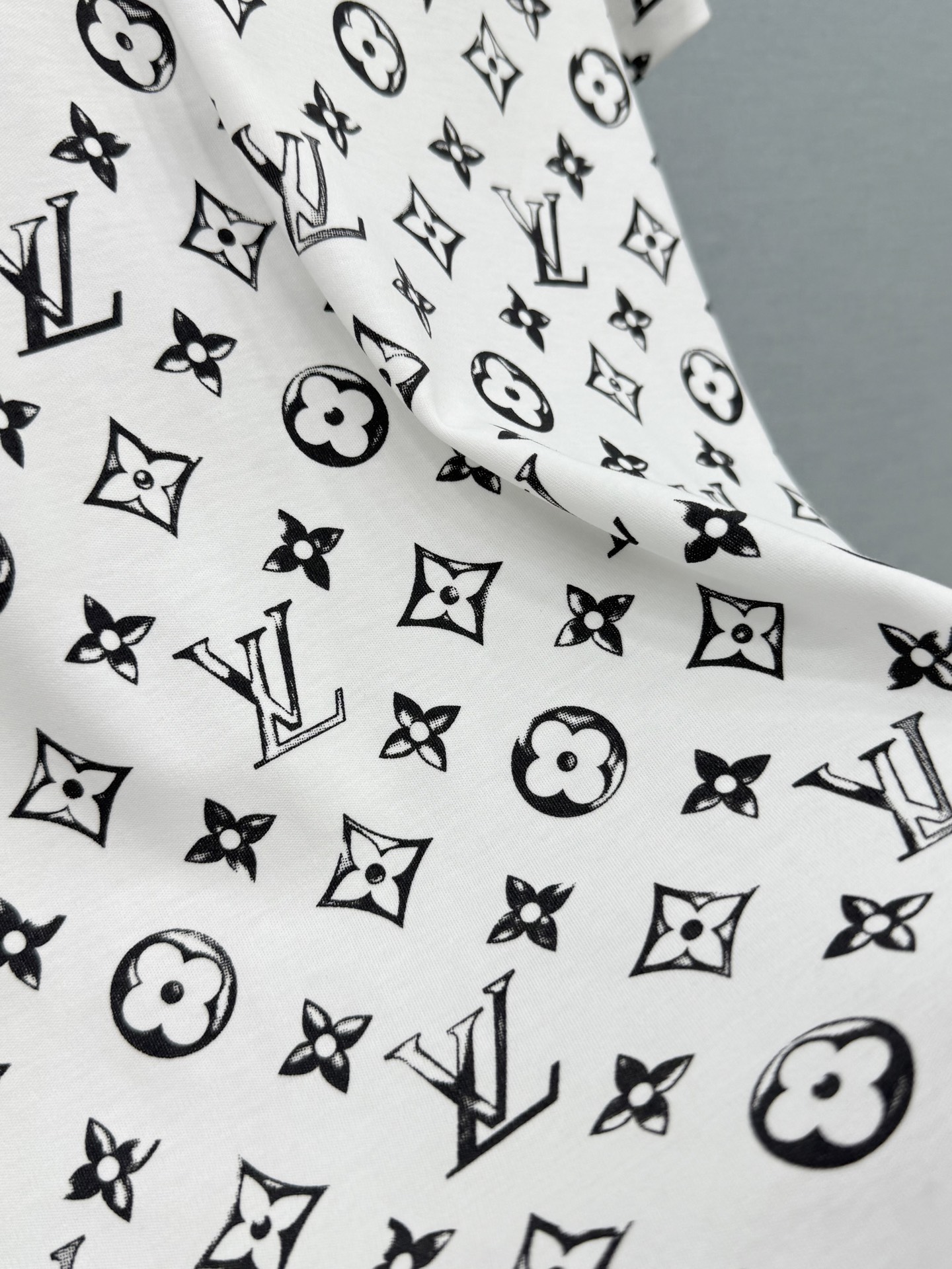 🛒𝐍𝐄𝐖 · 𝟐𝟎𝟐6/爆款现货【春夏上新】 L*｜2026新款印花短袖T恤高订面料，百搭版型  ，上身