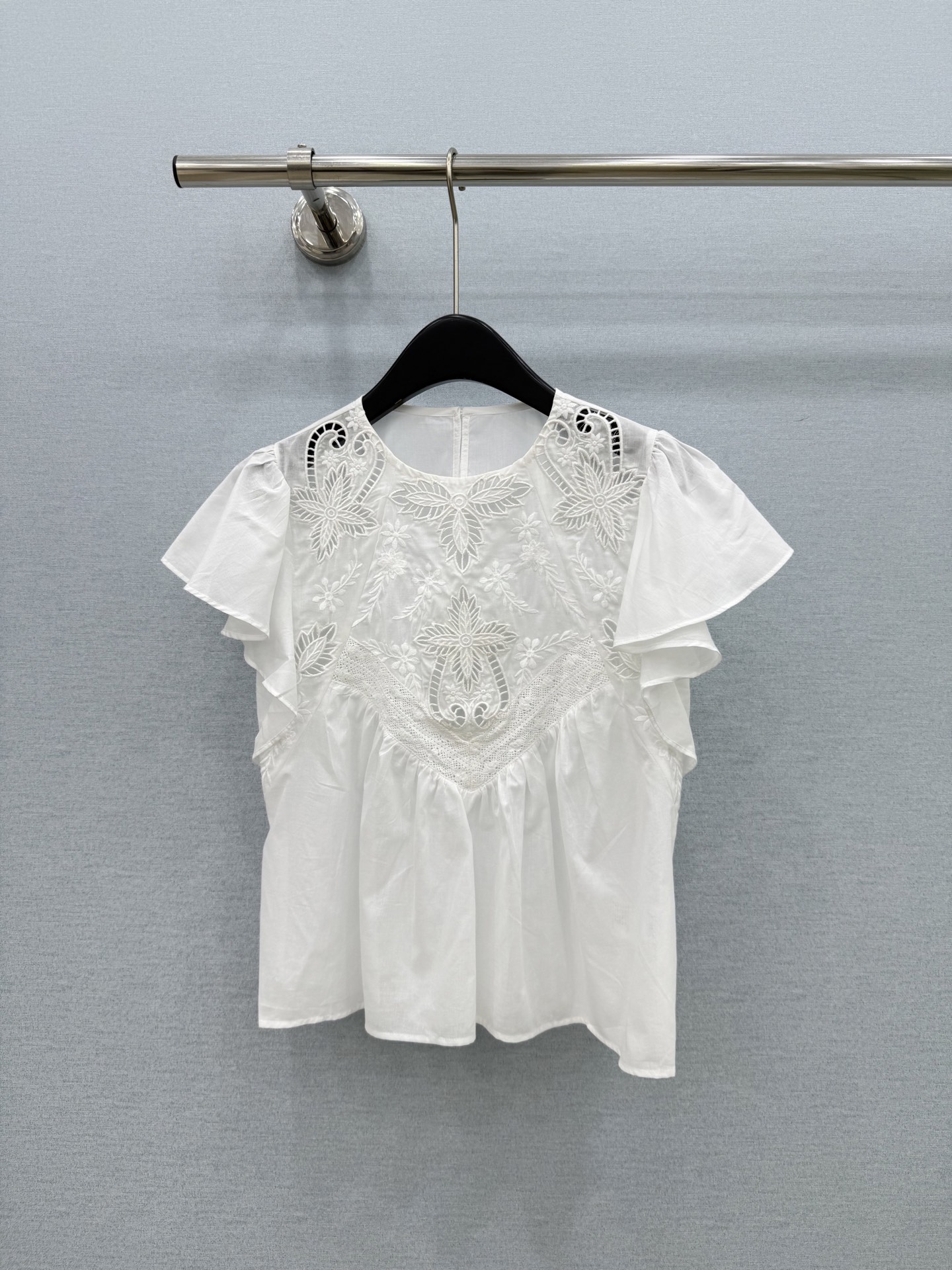 🛒𝐍𝐄𝐖 · 𝟐𝟎𝟐6/爆款现货原单品质 小众*｜2026新品珊瑚袖镂空刺绣衬衫 精致版型，高级肌理细腻