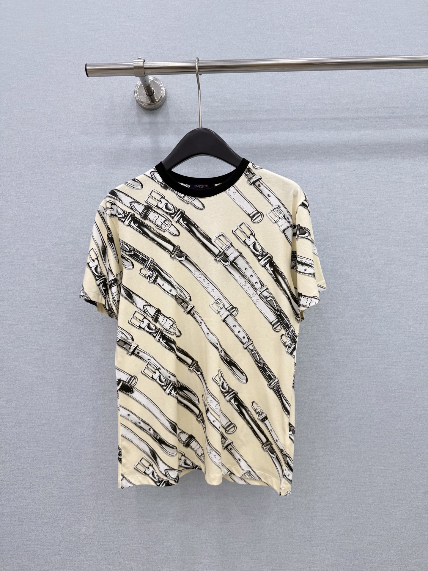 🛒𝐍𝐄𝐖 · 𝟐𝟎𝟐6/爆款现货【春夏上新】 Lv｜2026新款印花短袖T恤高订面料，百搭版型  ，上身