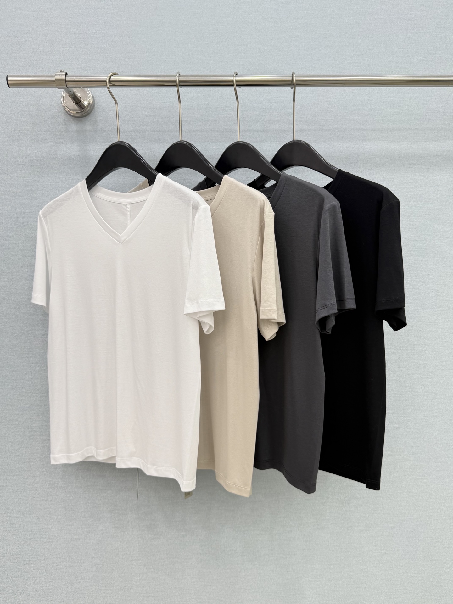 🛒𝐍𝐄𝐖 · 𝟐𝟎𝟐6/爆款现货【原版定制】The Ro* ｜2026新品丝光棉纯色v领百搭𝑇𝑒𝑒定制Y
