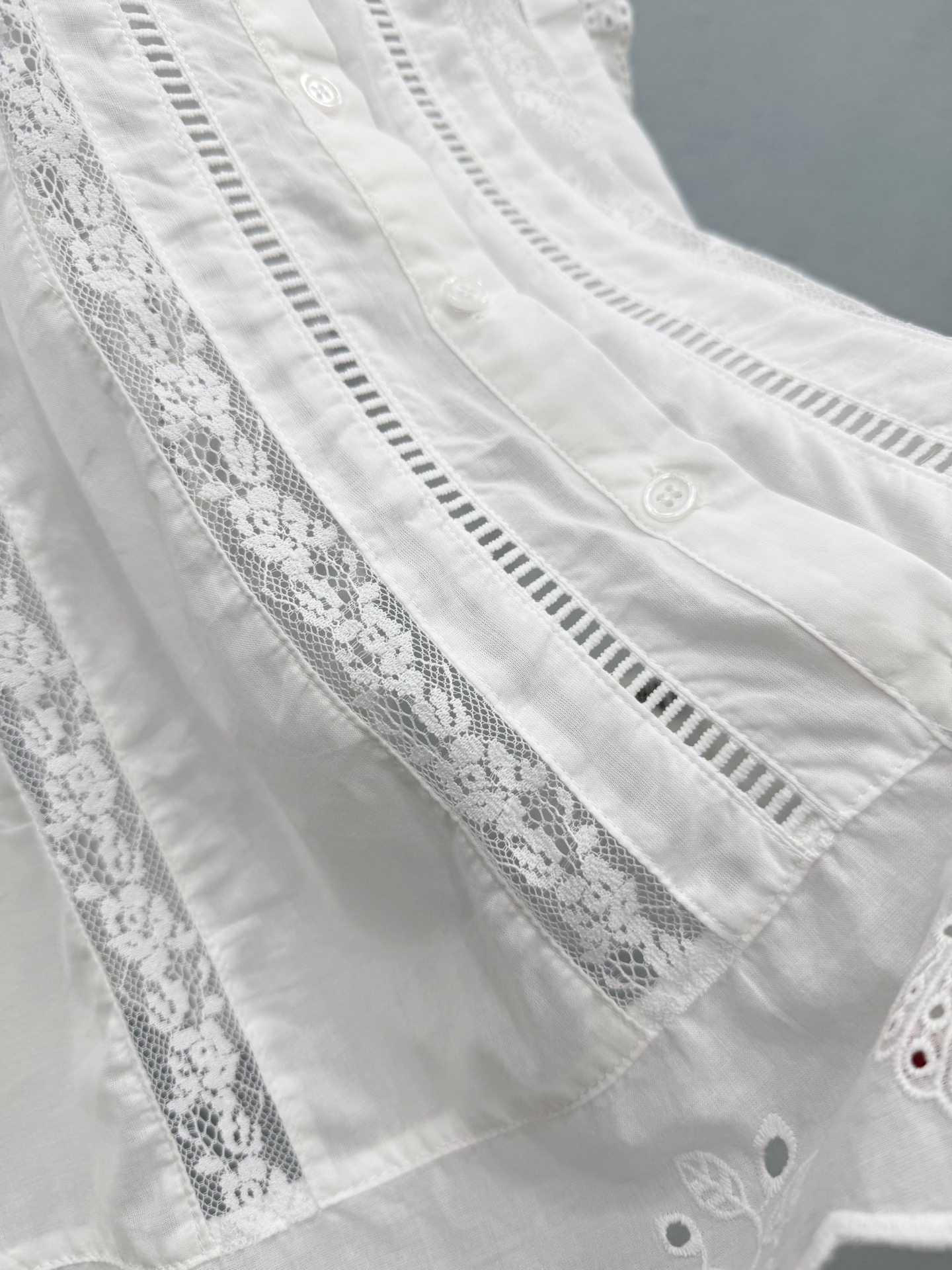 🛒𝐍𝐄𝐖 · 𝟐𝟎𝟐6/爆款现货原单品质 小众*｜2026新品镂空刺绣衬衫 精致版型，高级肌理细腻 极简
