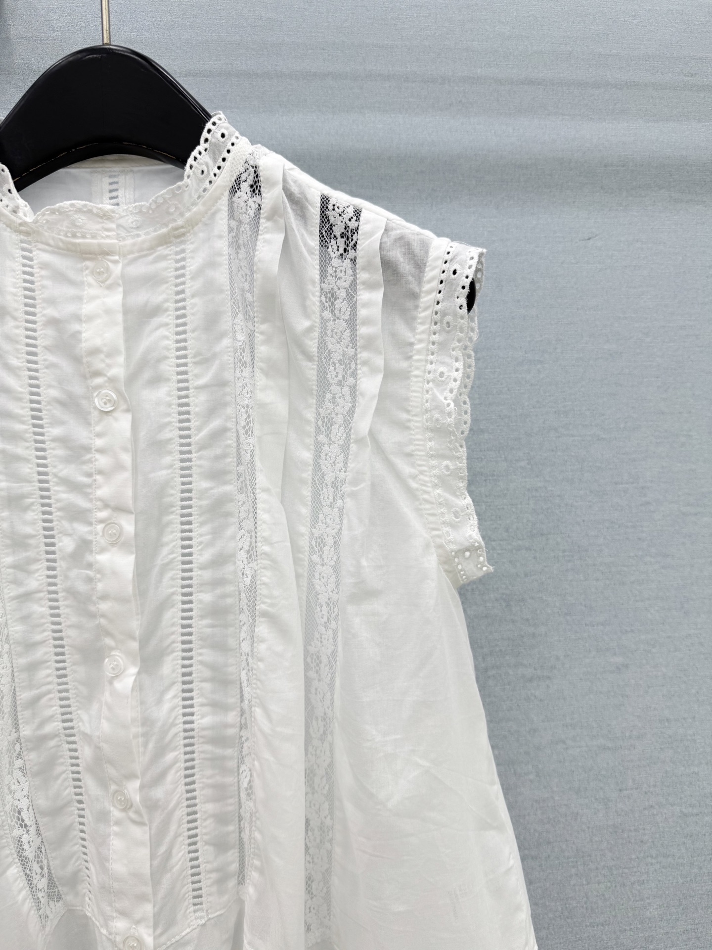🛒𝐍𝐄𝐖 · 𝟐𝟎𝟐6/爆款现货原单品质 小众*｜2026新品镂空刺绣衬衫 精致版型，高级肌理细腻 极简
