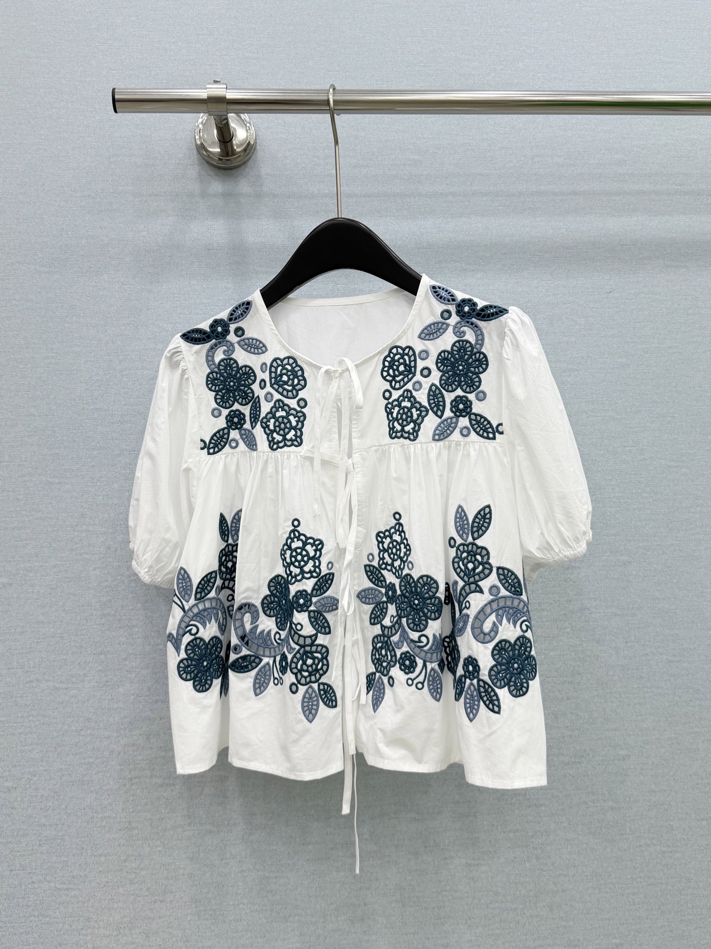 🛒𝐍𝐄𝐖 · 𝟐𝟎𝟐6/爆款现货原单品质  小众*｜2026新品花边系带刺绣衬衫精致版型，高级肌理细腻 