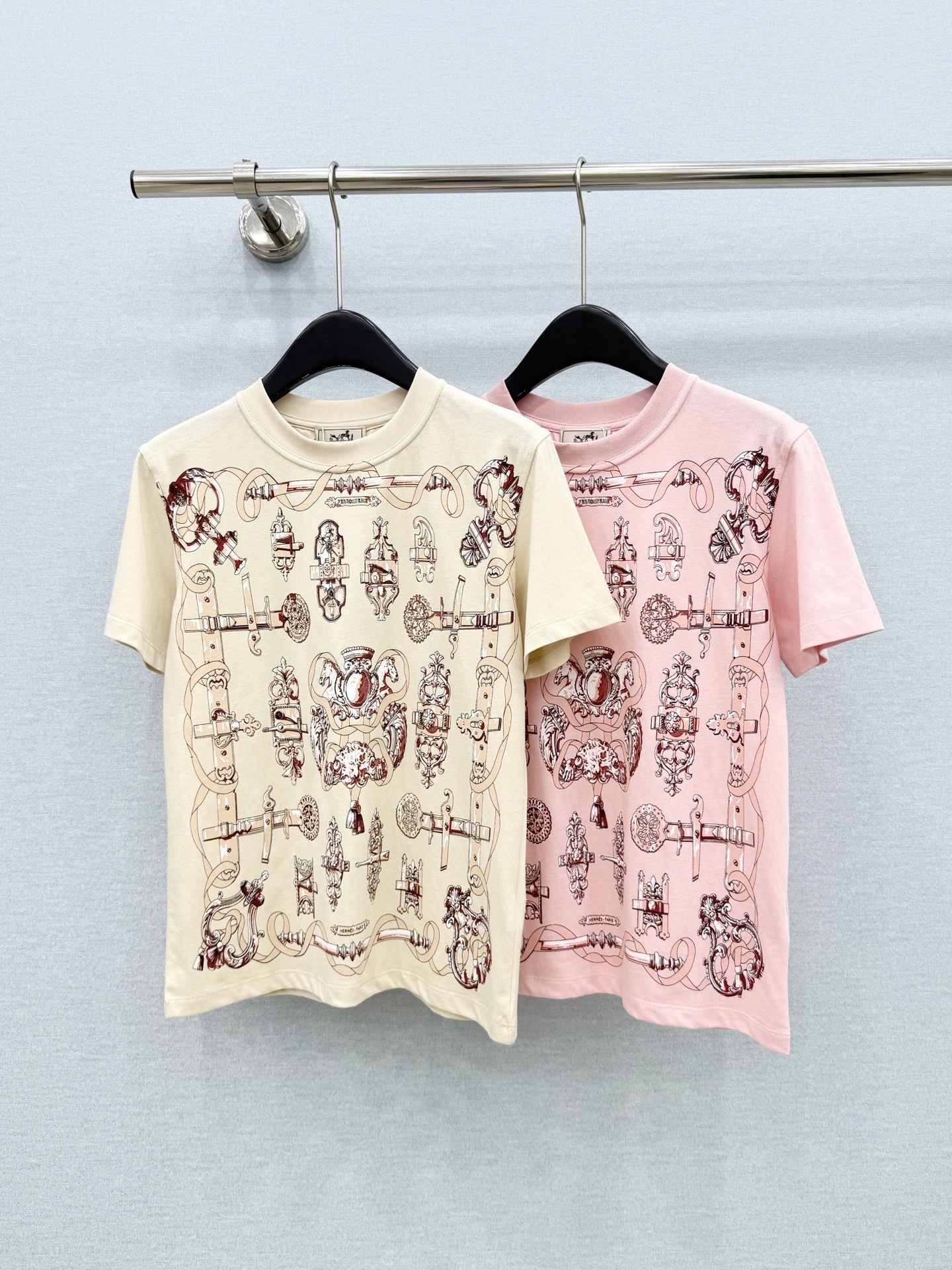 🛒𝐍𝐄𝐖 · 𝟐𝟎𝟐6/爆款现货【春夏上新】 Her*｜2026新款撞色印花T恤高订面料，百搭版型  ，