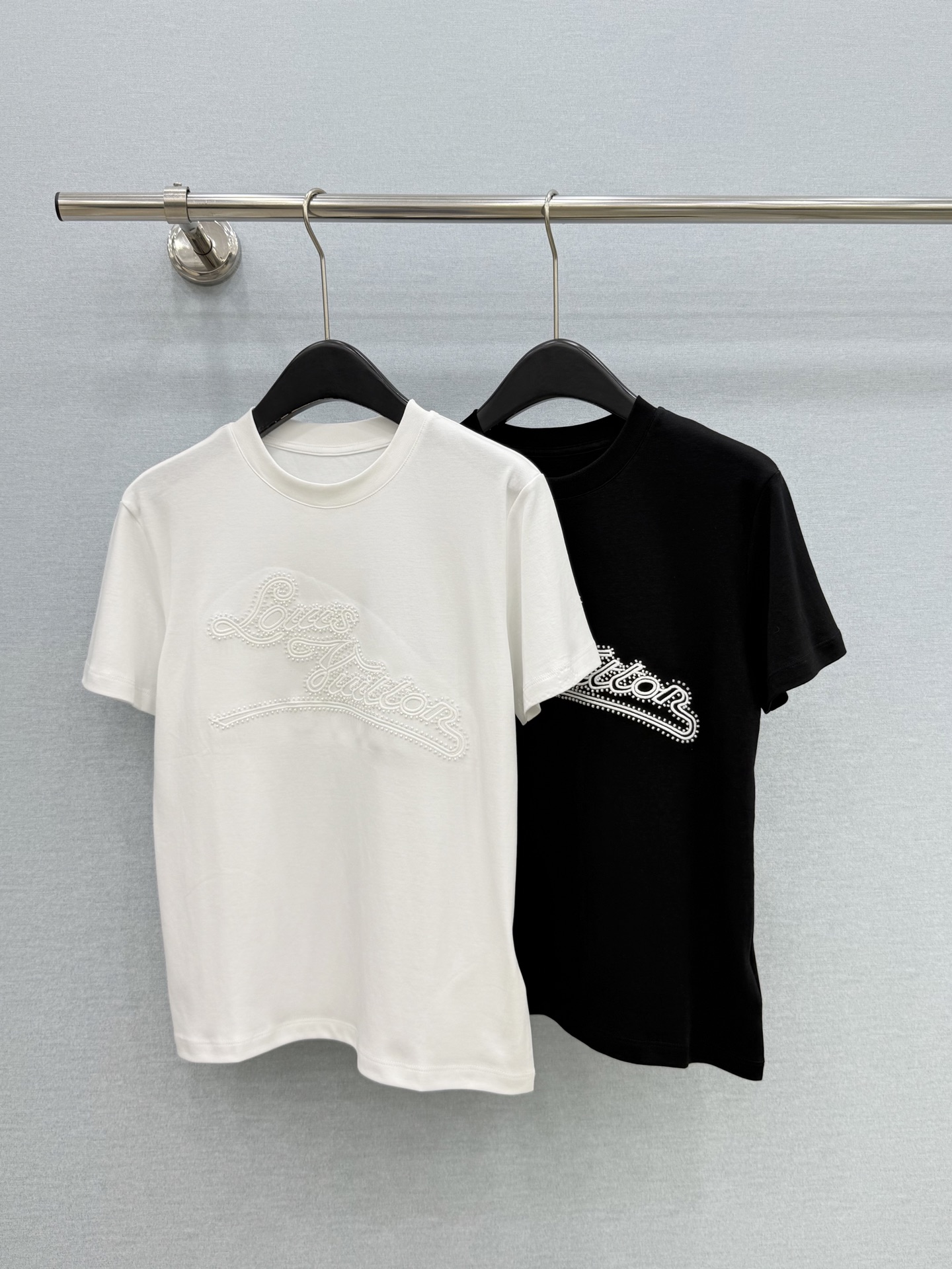 🛒𝐍𝐄𝐖 · 𝟐𝟎𝟐6/爆款现货【原单品质】Lv｜2026新款刺绣订珠T恤高订面料，百搭版型  ，上身的