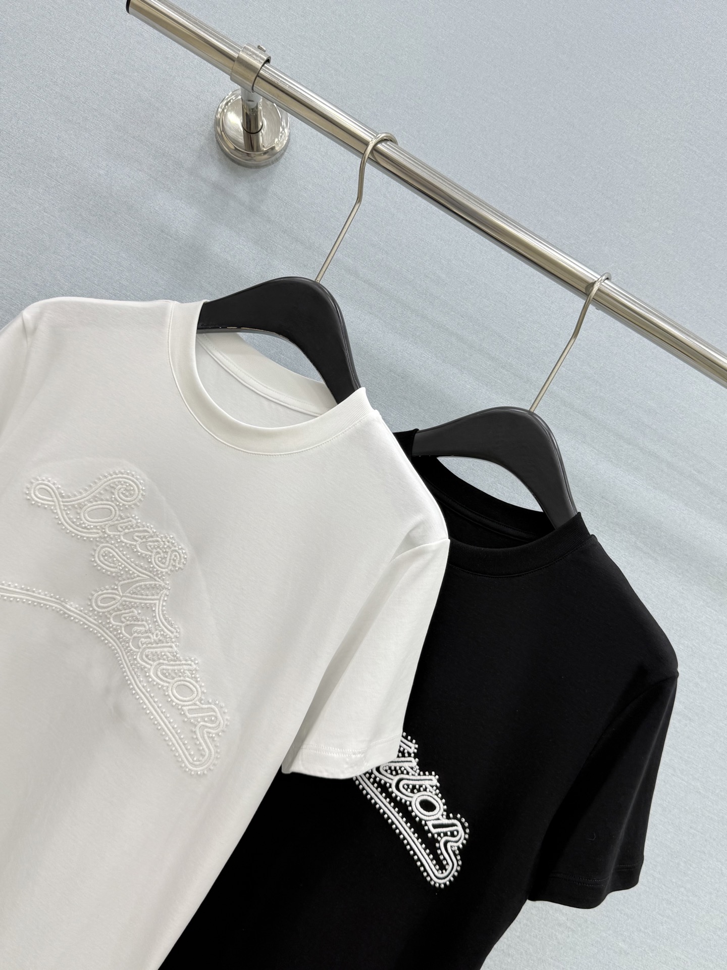 🛒𝐍𝐄𝐖 · 𝟐𝟎𝟐6/爆款现货【原单品质】Lv｜2026新款刺绣订珠T恤高订面料，百搭版型  ，上身的
