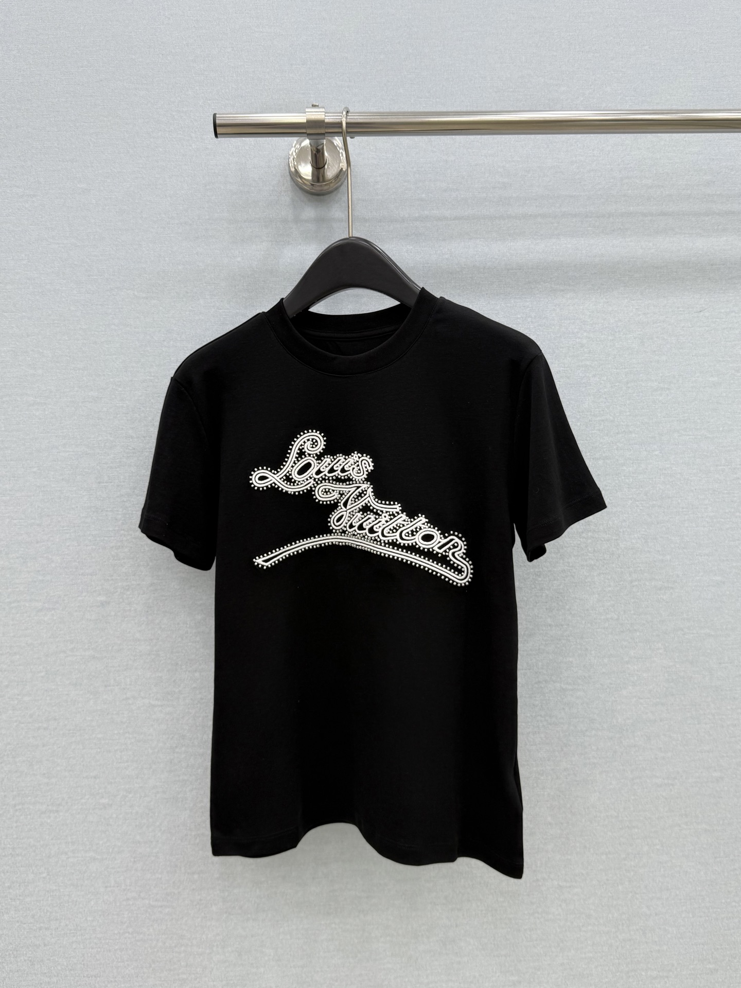 🛒𝐍𝐄𝐖 · 𝟐𝟎𝟐6/爆款现货【原单品质】Lv｜2026新款刺绣订珠T恤高订面料，百搭版型  ，上身的