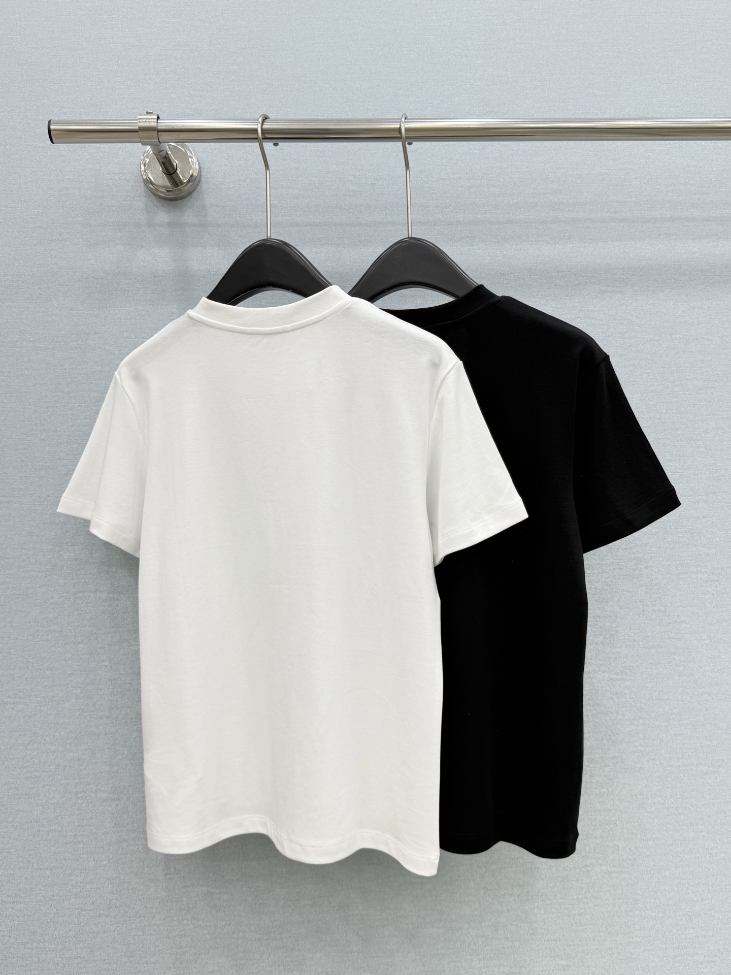🛒𝐍𝐄𝐖 · 𝟐𝟎𝟐6/爆款现货【原单品质】Lv｜2026新款刺绣订珠T恤高订面料，百搭版型  ，上身的