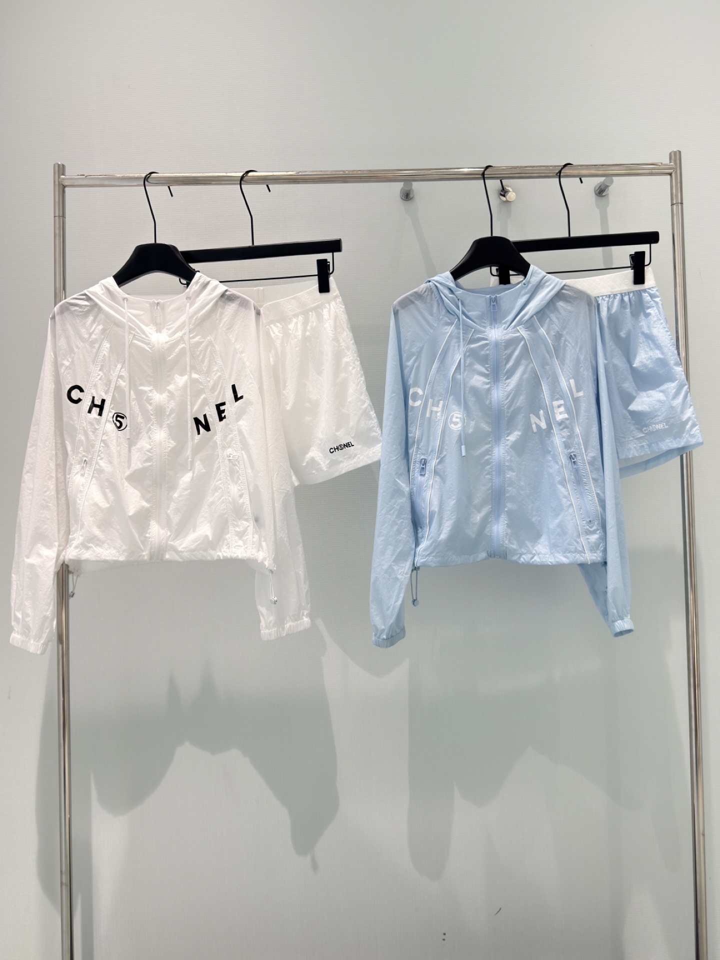 🛒𝐍𝐄𝐖 · 𝟐𝟎𝟐6/爆款现货【原单品质】设计师｜26新品防晒套装！高端定制戴帽外套，搭配松紧短裤极简