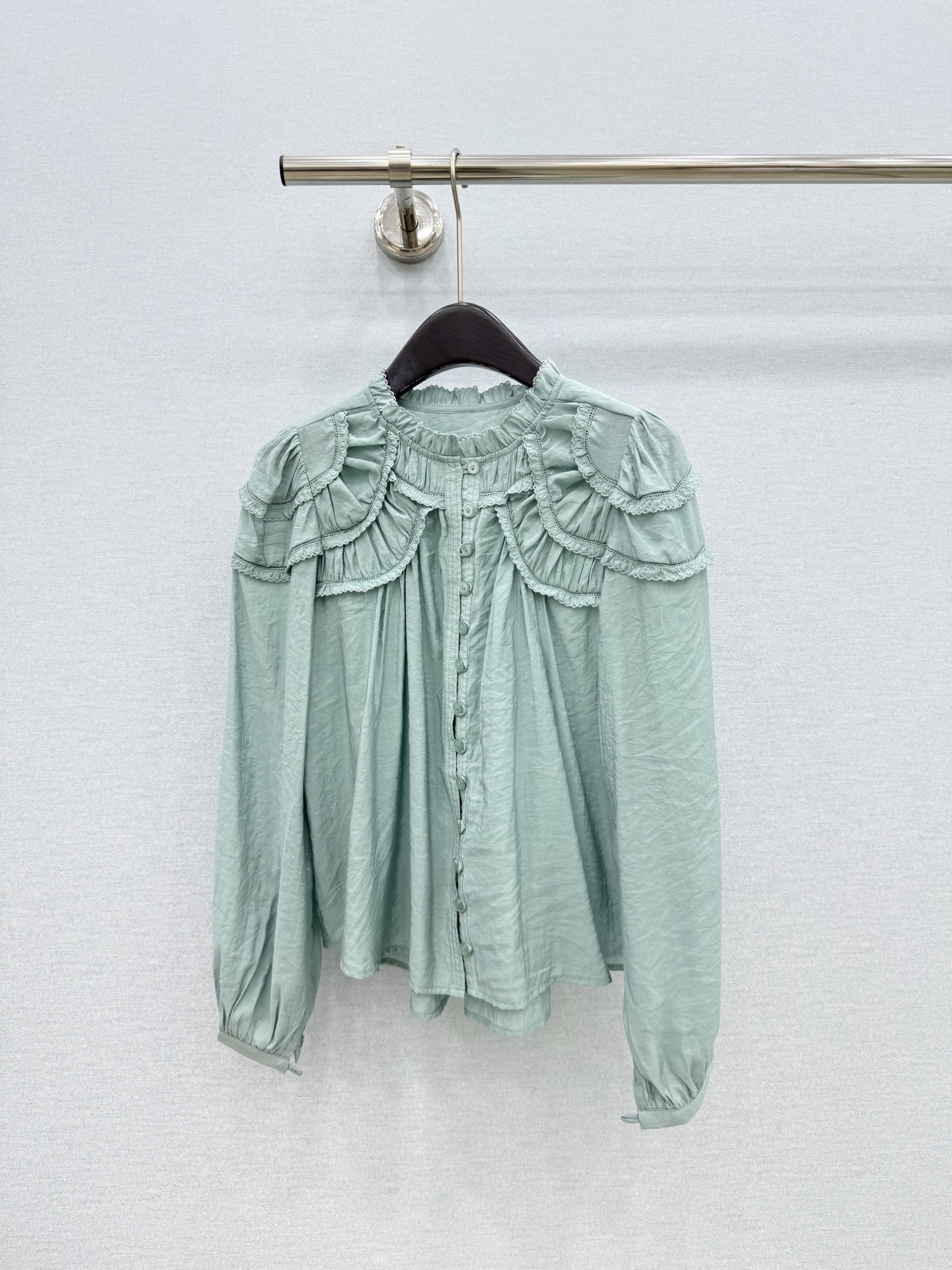 🛒𝐍𝐄𝐖 · 𝟐𝟎𝟐6/爆款现货原单品质 小众*｜2026新品荷叶边衬衫精致版型，压花设计，高级肌理细腻