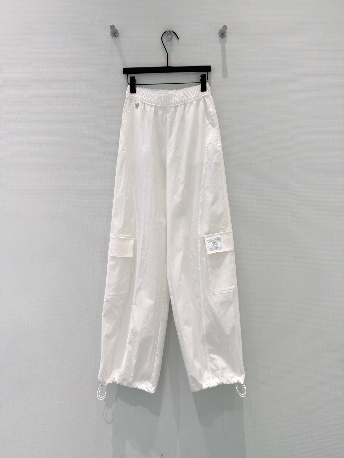 NO:890450,· 6/ Hot items in stock [original quality] Xiaoxiang mid-century style | Contrast color woven double-C lace workwear-style casual pants. Versatile and high-end colors. The customized version shows a sense of high-end casualness. A visual feast. A must-have versatile item for all seasons. Customized fabrics, great texture, full of lazy style. A must-have item for goddesses!  The version is versatile and not picky, the lines are elongated and the proportions are so beautiful that you don’t want to miss it!  The quality of workmanship depends on the details. White｜Black S M L /, Chanel-clothing, chanel,19860909· 6/爆款现货【原单品质】小香中古风｜撞色编织双C花边工装式休闲裤 颜色百搭高级 定制版型尽显高级随意感 视觉盛宴 四季必入的百搭单品 订制面料,质感巨好,慵懒范儿十足 女神必入神器！ 版型百搭不挑人 拉长线条比例 上身美的不要不要的！ 做工品质看细节 白色｜黑色 S M L /,香奈儿-服装,chanel,,Women's clothing