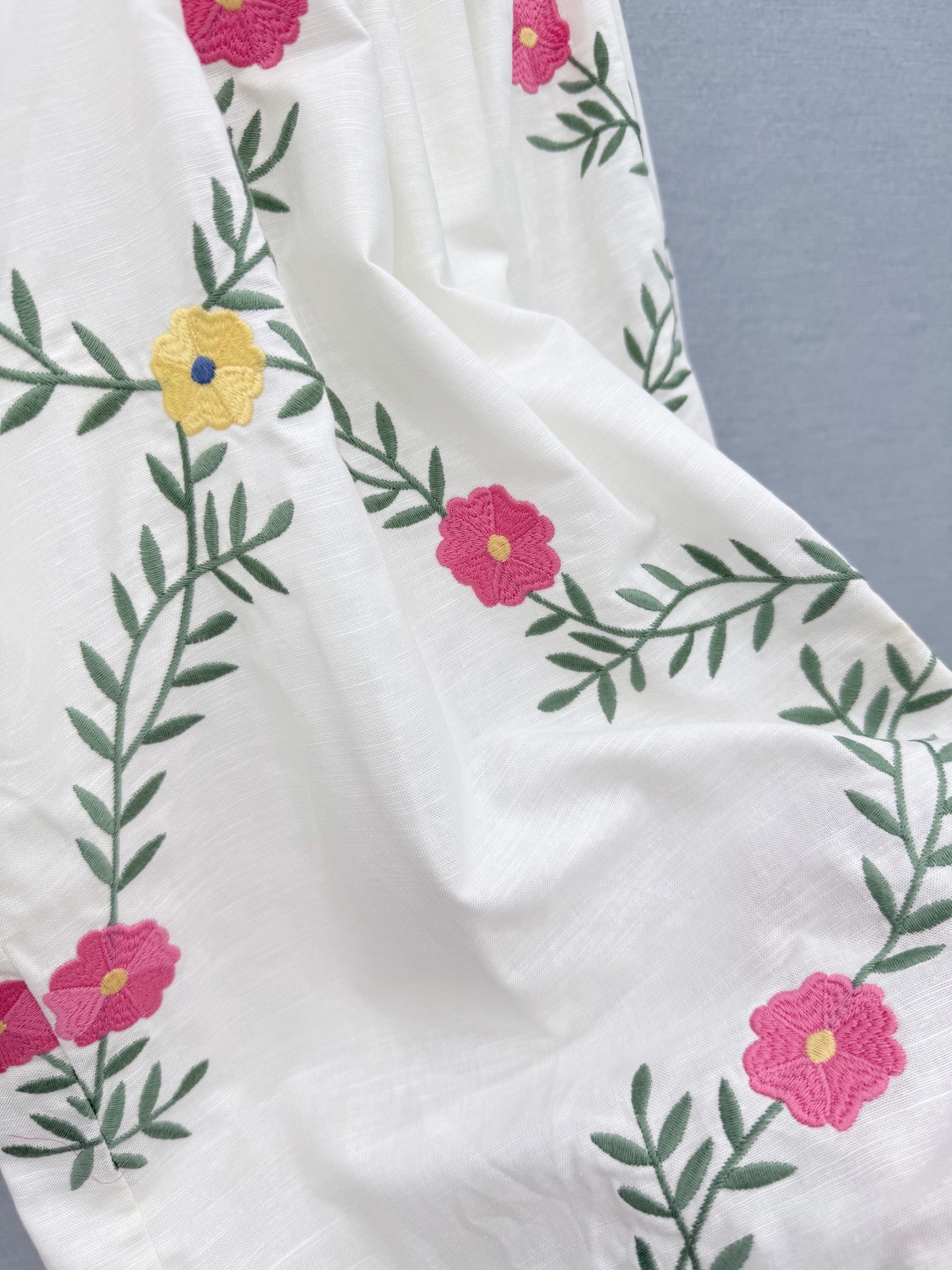 🛒𝐍𝐄𝐖 · 𝟐𝟎𝟐6/爆款现货原单品质  小众*｜2026新品刺绣系带连衣裙精致版型，高级肌理细腻 极