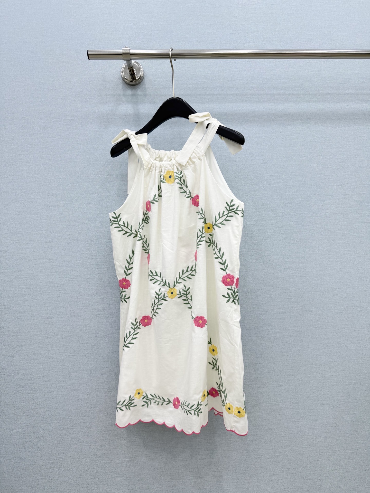 🛒𝐍𝐄𝐖 · 𝟐𝟎𝟐6/爆款现货原单品质  小众*｜2026新品刺绣系带连衣裙精致版型，高级肌理细腻 极