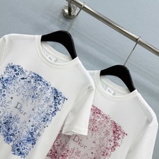 🛒𝐍𝐄𝐖 · 𝟐𝟎𝟐6/爆款现货【原单品质】Dio*|2026新款烫钻印花T恤高订面料,百搭版型 ,上 🛒𝐍𝐄𝐖 · 𝟐𝟎𝟐6/爆款现货【原单品质】Dio*|2026新款烫钻印花T恤高订面料,百搭版型 ,上