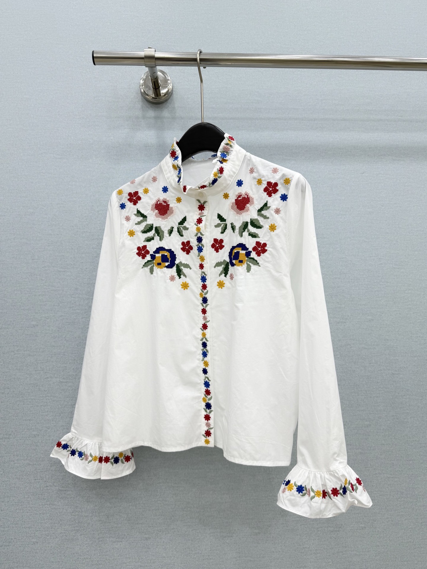 🛒𝐍𝐄𝐖 · 𝟐𝟎𝟐6/爆款现货原单品质 小众*｜2026新品十字刺绣衬衫 精致版型，高级肌理细腻 极简