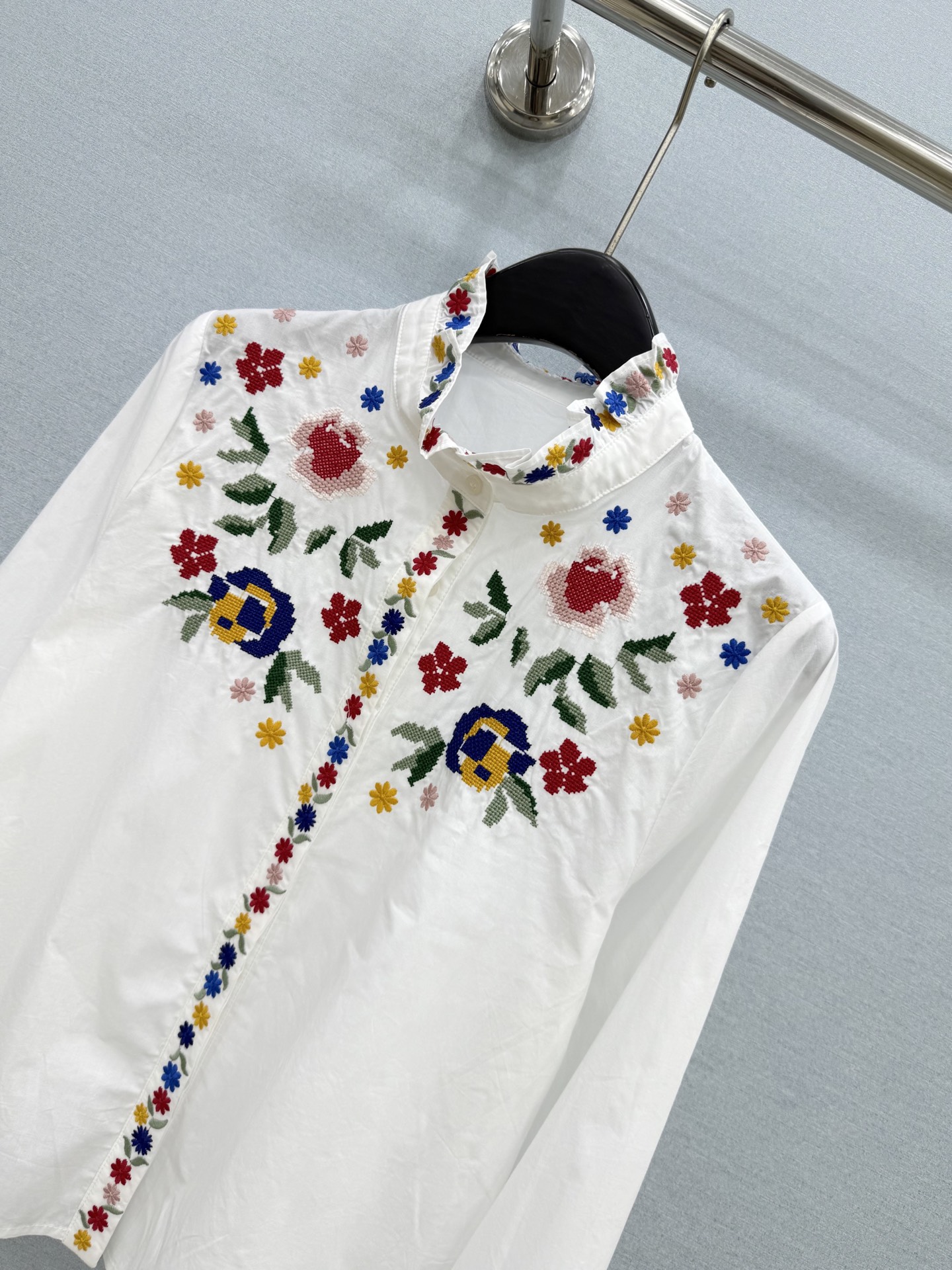 🛒𝐍𝐄𝐖 · 𝟐𝟎𝟐6/爆款现货原单品质 小众*｜2026新品十字刺绣衬衫 精致版型，高级肌理细腻 极简