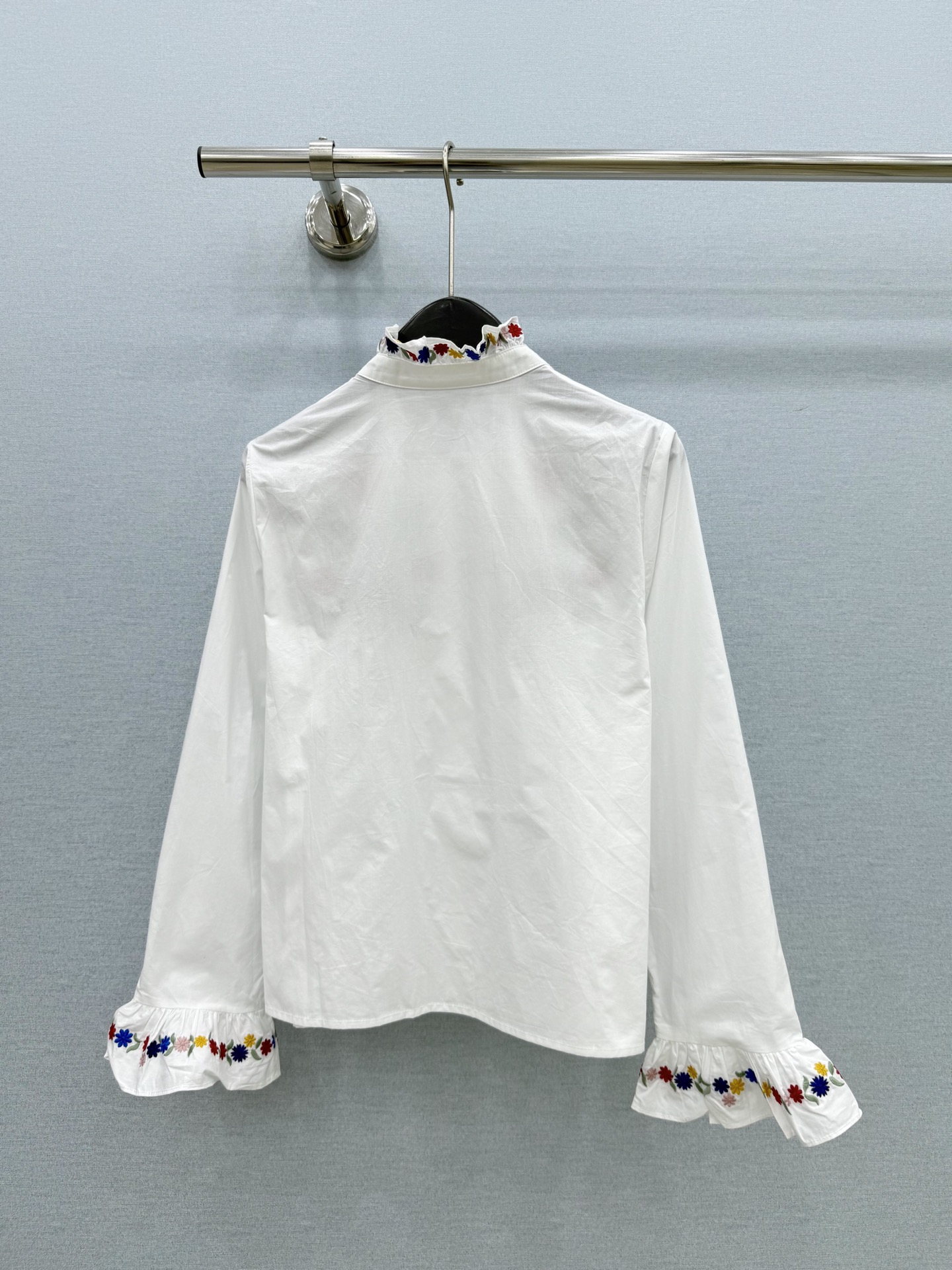 🛒𝐍𝐄𝐖 · 𝟐𝟎𝟐6/爆款现货原单品质 小众*｜2026新品十字刺绣衬衫 精致版型，高级肌理细腻 极简