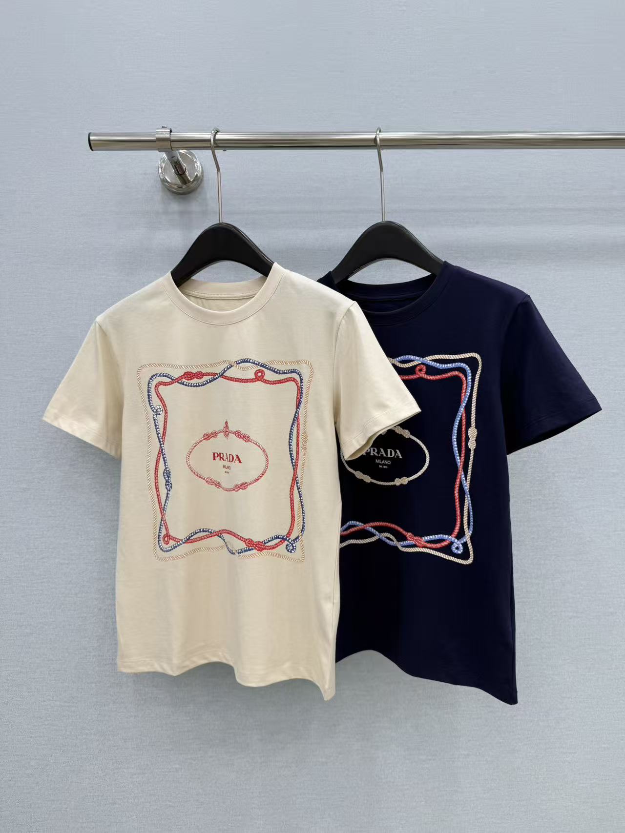 🛒𝐍𝐄𝐖 · 𝟐𝟎𝟐6/爆款现货【原单品质】 Pra*｜2026新款撞色印花T恤高订面料，百搭版型  ，