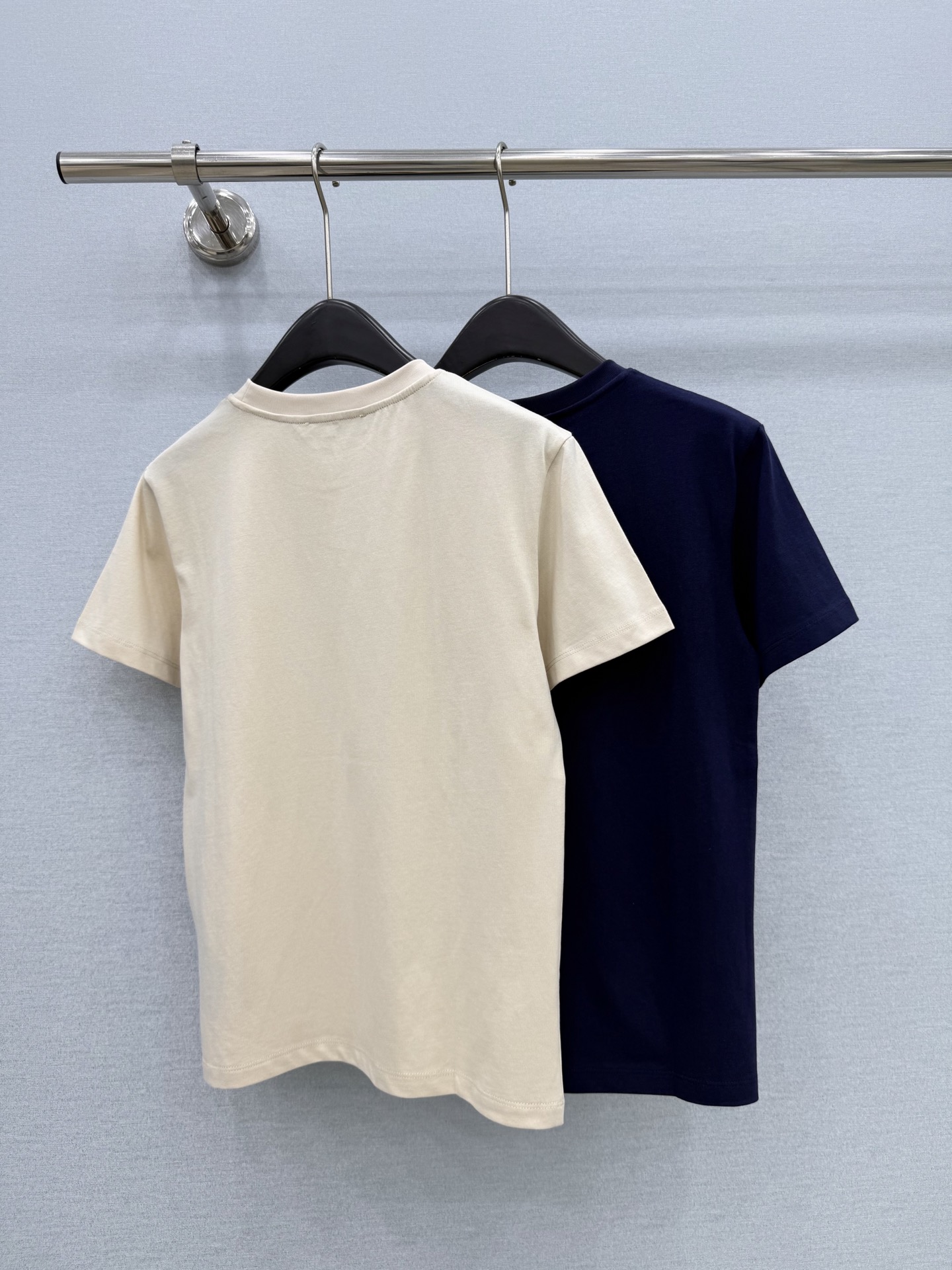 🛒𝐍𝐄𝐖 · 𝟐𝟎𝟐6/爆款现货【原单品质】 Pra*｜2026新款撞色印花T恤高订面料，百搭版型  ，