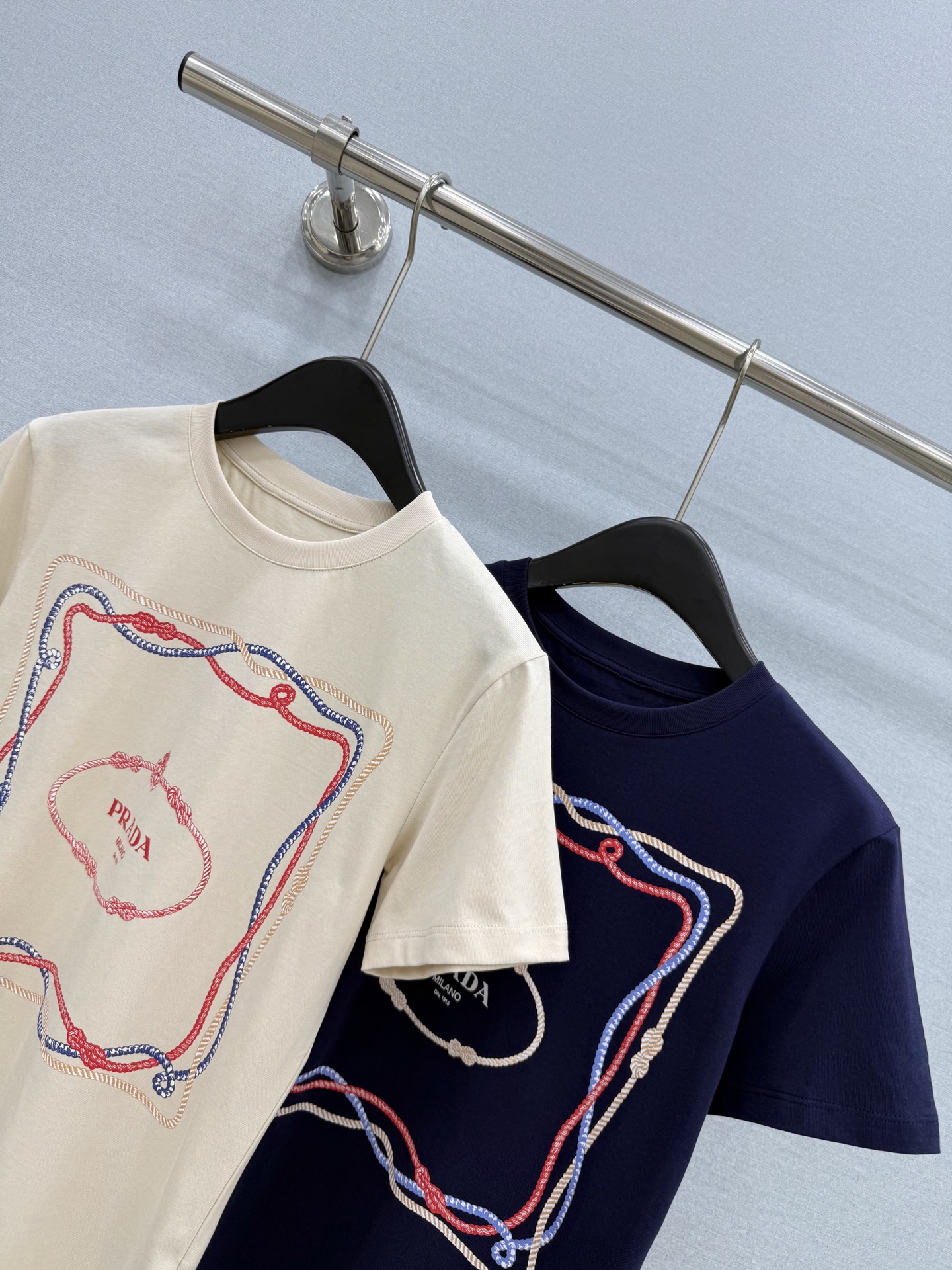🛒𝐍𝐄𝐖 · 𝟐𝟎𝟐6/爆款现货【原单品质】 Pra*｜2026新款撞色印花T恤高订面料，百搭版型  ，