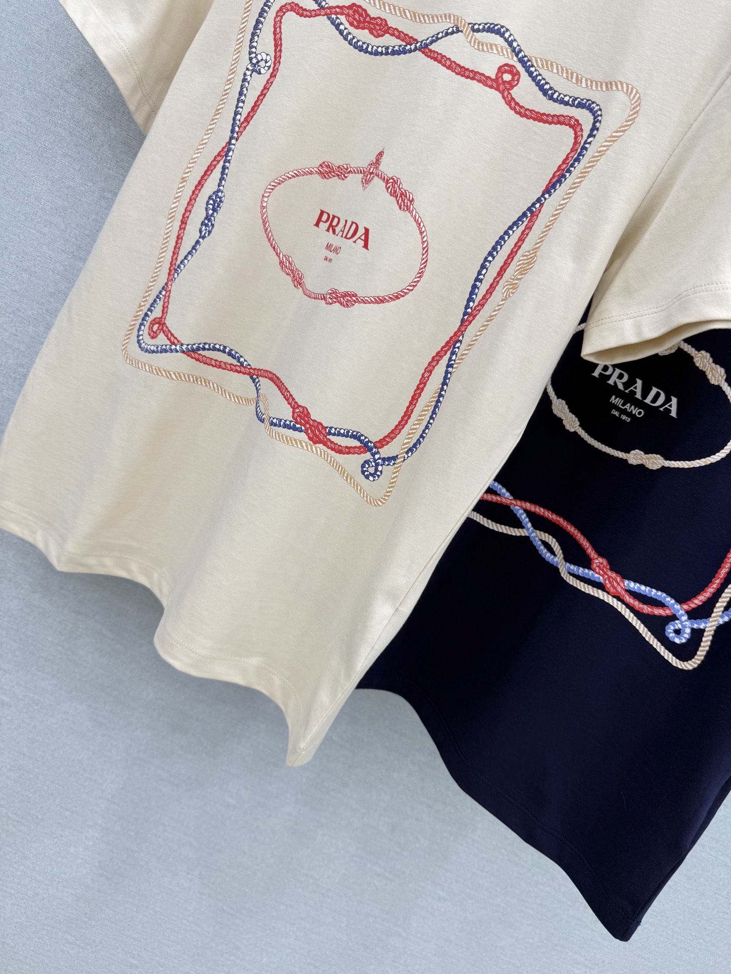 🛒𝐍𝐄𝐖 · 𝟐𝟎𝟐6/爆款现货【原单品质】 Pra*｜2026新款撞色印花T恤高订面料，百搭版型  ，