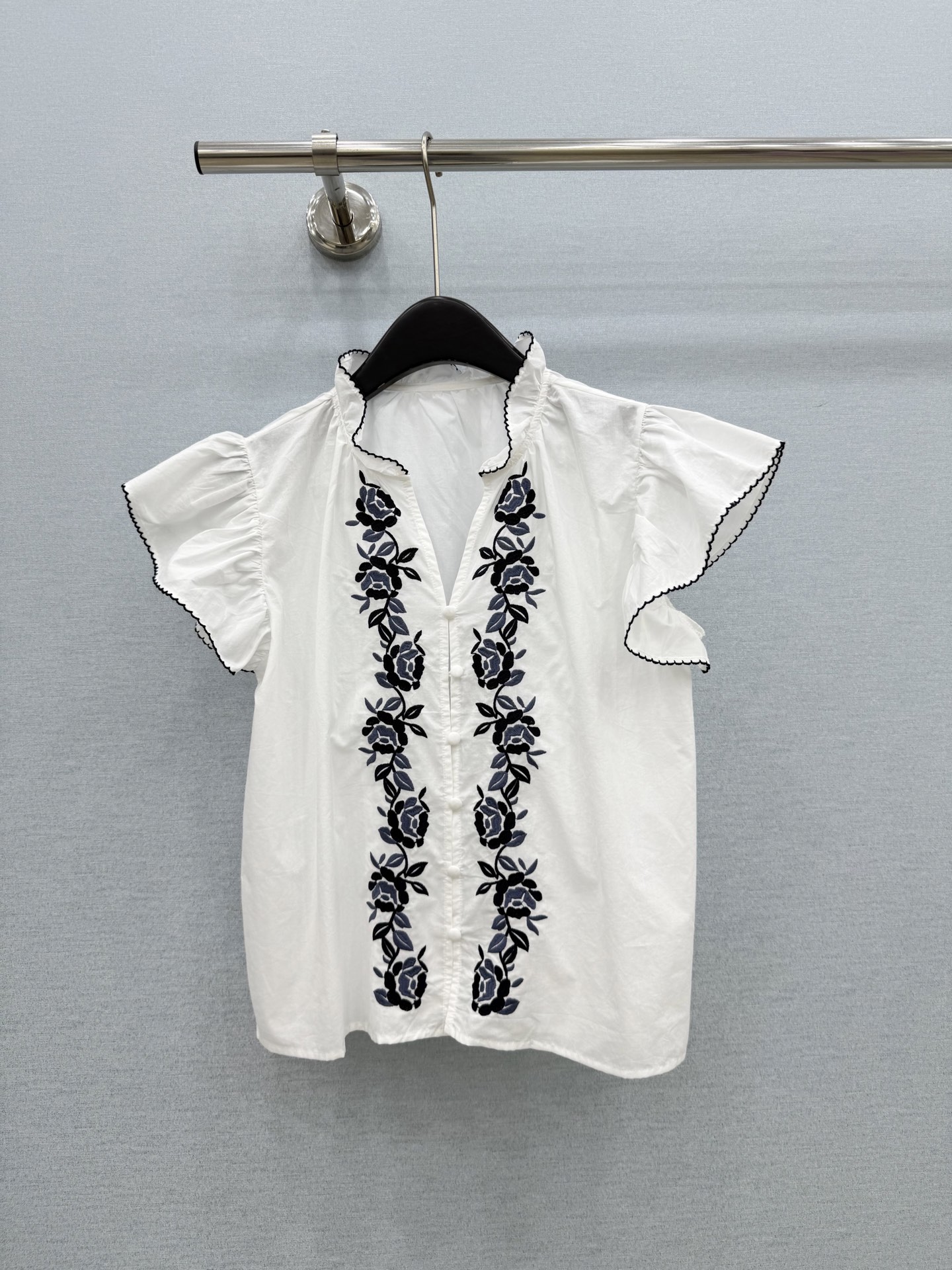 🛒𝐍𝐄𝐖 · 𝟐𝟎𝟐6/爆款现货原单品质 小众*｜2026新品刺绣花边珊瑚袖衬衫精致版型，高级肌理细腻 