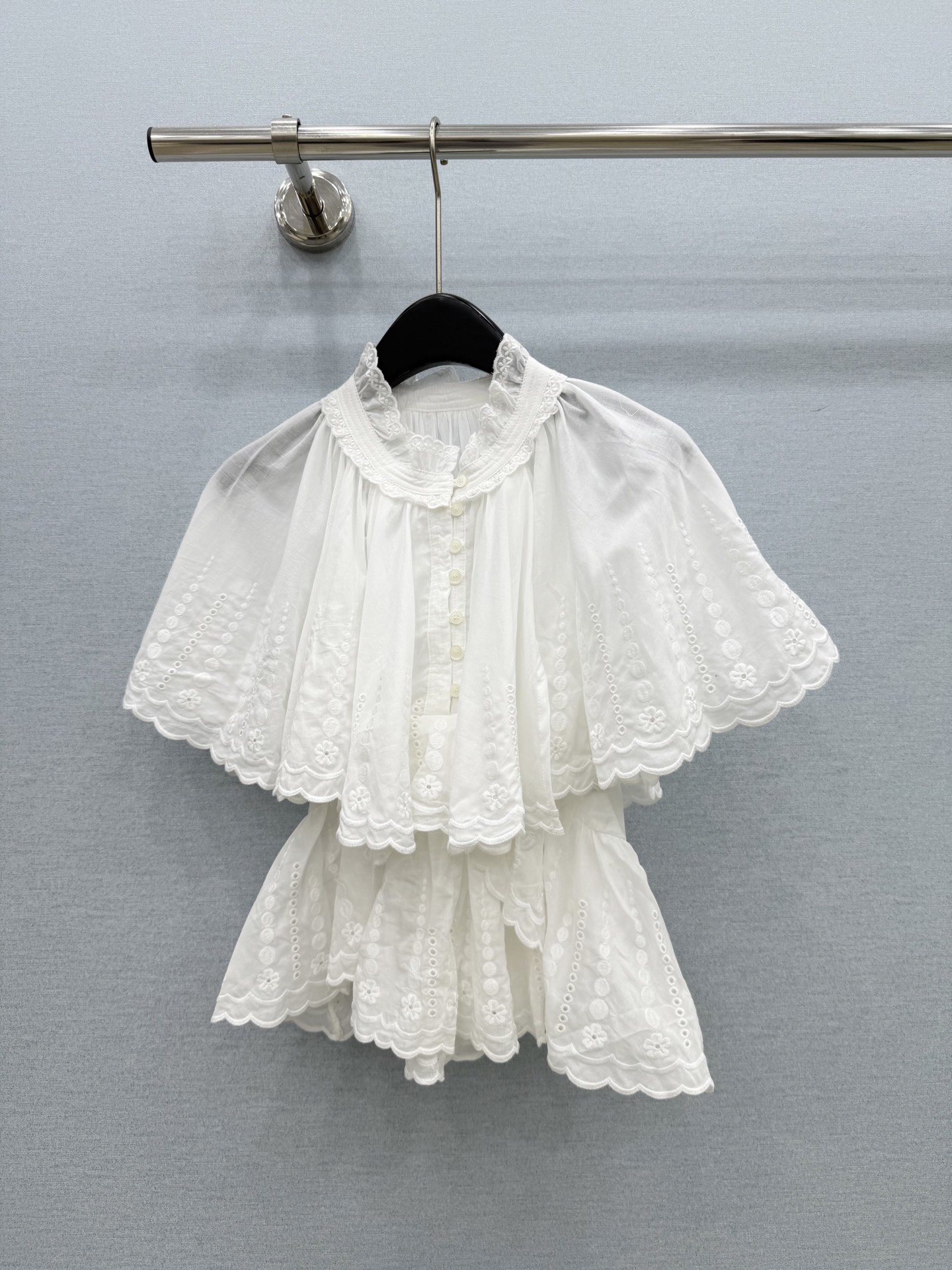 🛒𝐍𝐄𝐖 · 𝟐𝟎𝟐6/爆款现货原单品质 小众*｜2026新品水溶花边斗篷式衬衫精致版型，高级肌理细腻 