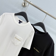 🛒𝐍𝐄𝐖 · 𝟐𝟎𝟐6/爆款现货【原单品质】Lv|2026新款刺绣T恤高订面料,百搭版型 ,上身的触感 🛒𝐍𝐄𝐖 · 𝟐𝟎𝟐6/爆款现货【原单品质】Lv|2026新款刺绣T恤高订面料,百搭版型 ,上身的触感