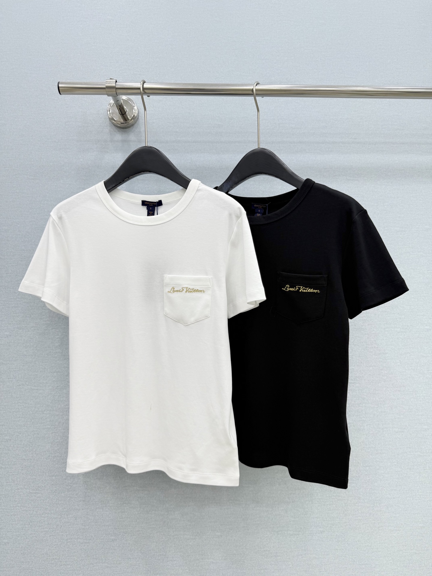 🛒𝐍𝐄𝐖 · 𝟐𝟎𝟐6/爆款现货【原单品质】Lv｜2026新款刺绣T恤高订面料，百搭版型  ，上身的触感