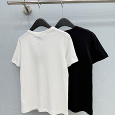 🛒𝐍𝐄𝐖 · 𝟐𝟎𝟐6/爆款现货【原单品质】Lv|2026新款刺绣T恤高订面料,百搭版型 ,上身的触感 🛒𝐍𝐄𝐖 · 𝟐𝟎𝟐6/爆款现货【原单品质】Lv|2026新款刺绣T恤高订面料,百搭版型 ,上身的触感