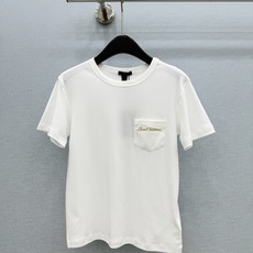 🛒𝐍𝐄𝐖 · 𝟐𝟎𝟐6/爆款现货【原单品质】Lv|2026新款刺绣T恤高订面料,百搭版型 ,上身的触感 🛒𝐍𝐄𝐖 · 𝟐𝟎𝟐6/爆款现货【原单品质】Lv|2026新款刺绣T恤高订面料,百搭版型 ,上身的触感