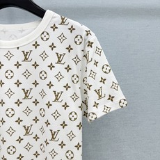 🛒𝐍𝐄𝐖 · 𝟐𝟎𝟐6/爆款现货【原单品质】Lv|2026新款印花T恤高订面料,百搭版型 ,上身的触感 🛒𝐍𝐄𝐖 · 𝟐𝟎𝟐6/爆款现货【原单品质】Lv|2026新款印花T恤高订面料,百搭版型 ,上身的触感
