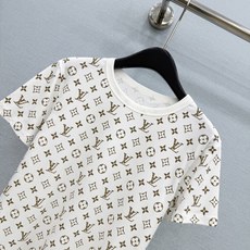 🛒𝐍𝐄𝐖 · 𝟐𝟎𝟐6/爆款现货【原单品质】Lv|2026新款印花T恤高订面料,百搭版型 ,上身的触感 🛒𝐍𝐄𝐖 · 𝟐𝟎𝟐6/爆款现货【原单品质】Lv|2026新款印花T恤高订面料,百搭版型 ,上身的触感